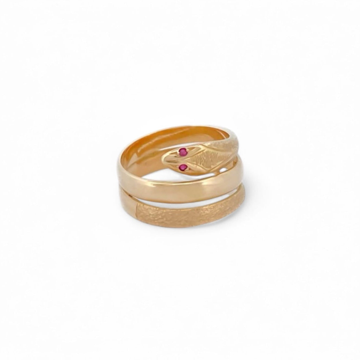 Anillo realizado en oro amarillo de 18kt en forma de serpiente. La banda de central es lisa y las otras dos son con textura. Joyas restauradas en Barcelona. 