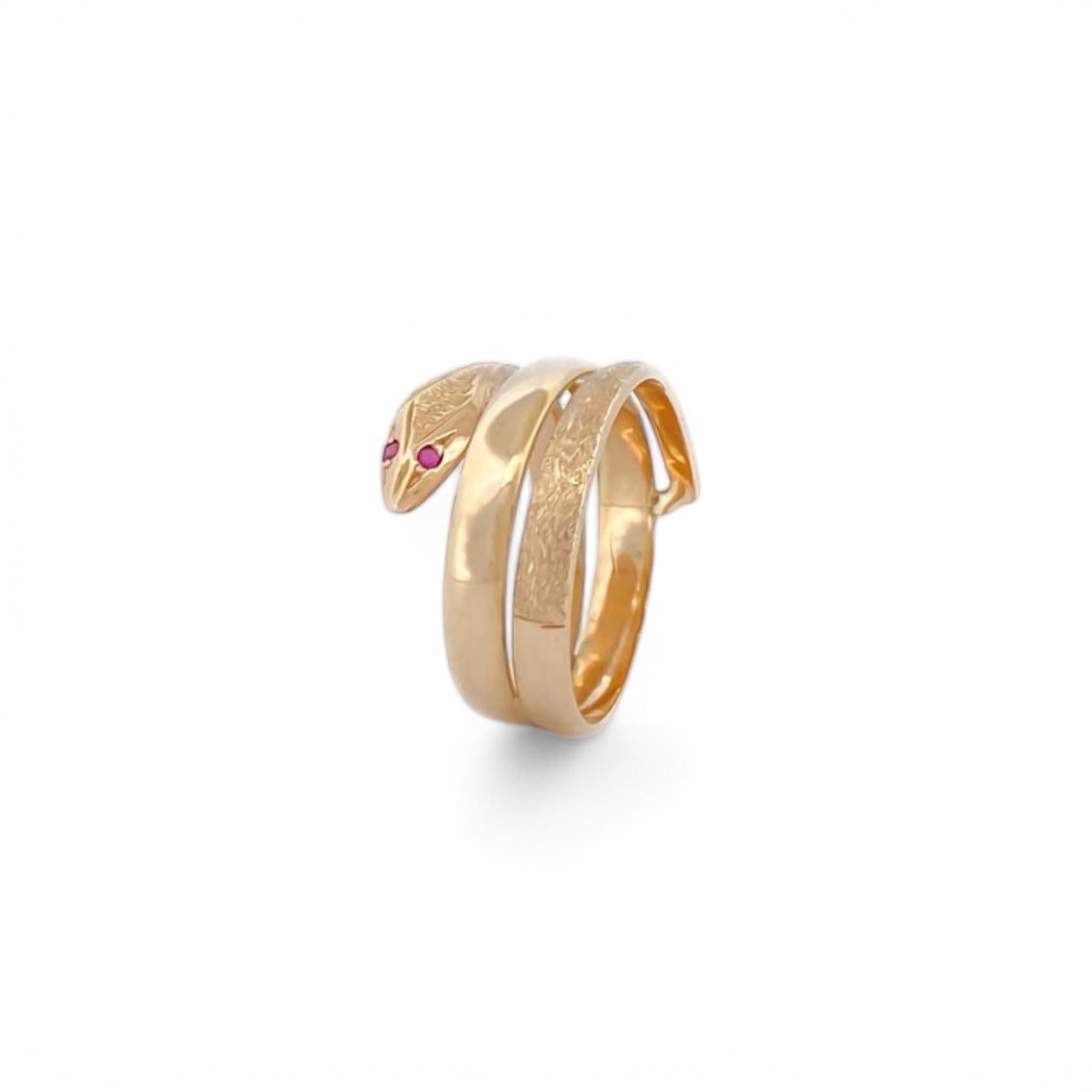 Anillo realizado en oro amarillo de 18kt en forma de serpiente. La banda de central es lisa y las otras dos son con textura. Joyas restauradas en Barcelona. 