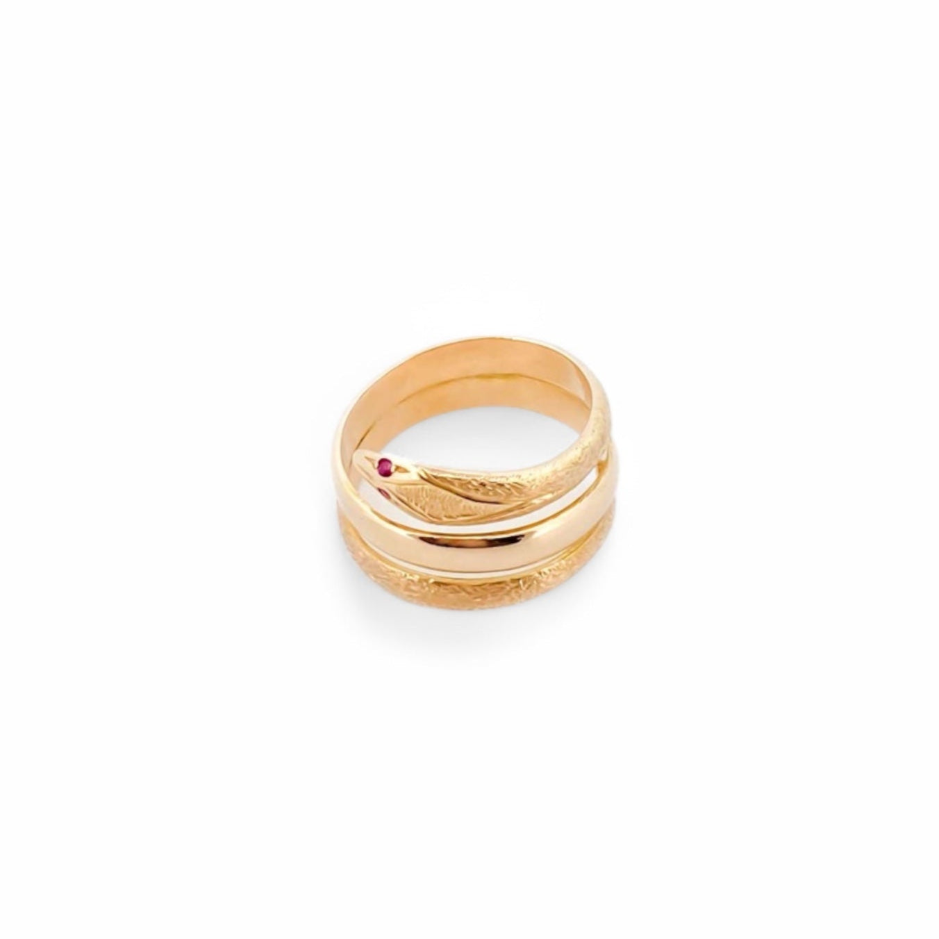Anillo realizado en oro amarillo de 18kt en forma de serpiente. La banda de central es lisa y las otras dos son con textura. Joyas restauradas en Barcelona. 