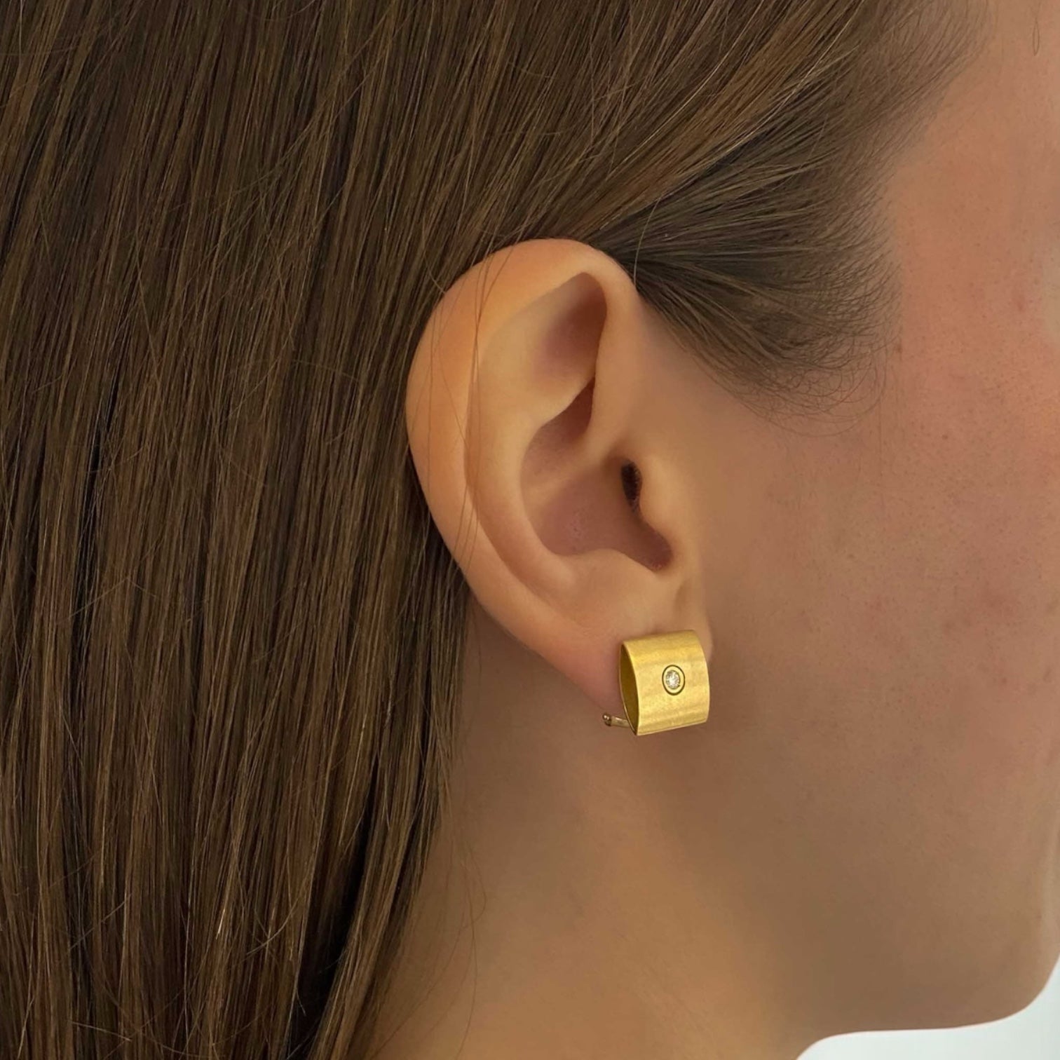 Comprar pendientes de oro amarillo de 18kt con 1 diamante en cada pendiente. Joyas restauradas. Envío gratis a toda la península. Joyería Ian'Or.