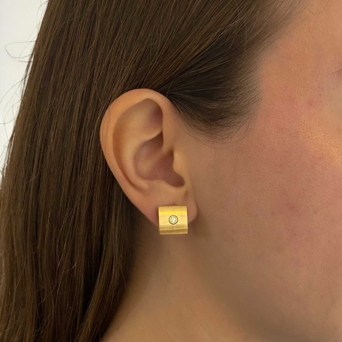 Comprar pendientes de oro amarillo de 18kt con 1 diamante en cada pendiente. Joyas restauradas. Envío gratis a toda la península. Joyería Ian'Or.