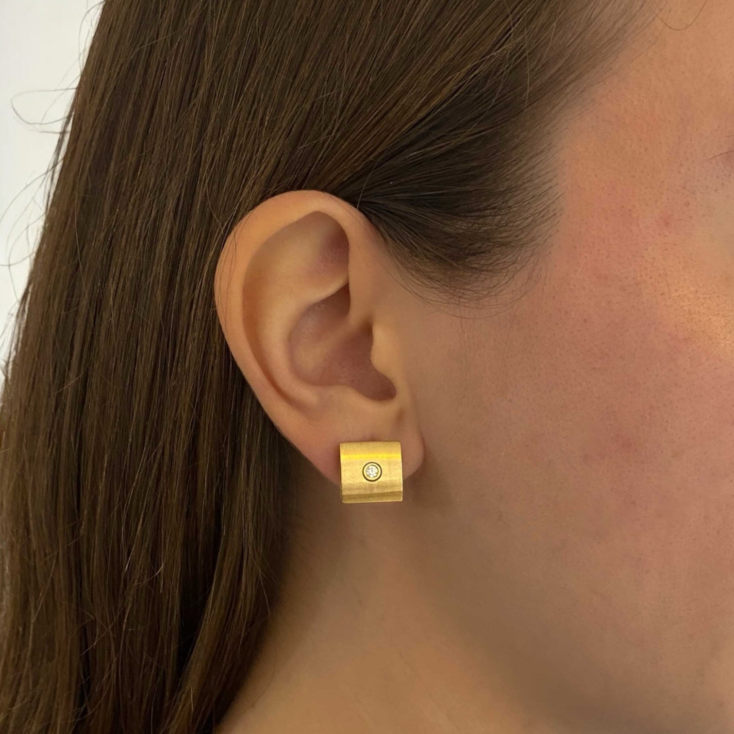 Comprar pendientes de oro amarillo de 18kt con 1 diamante en cada pendiente. Joyas restauradas. Envío gratis a toda la península. Joyería Ian'Or.