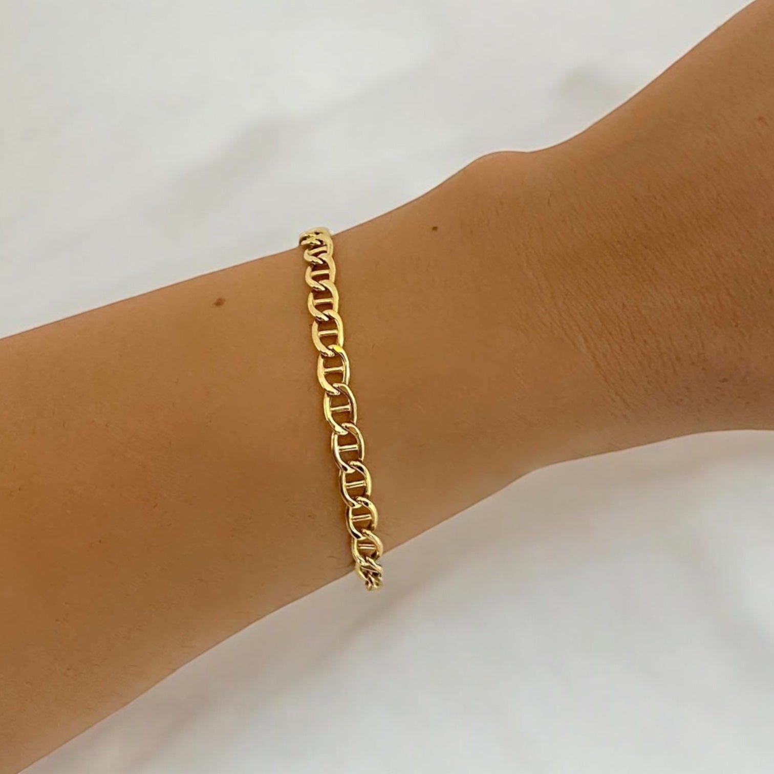 Comprar pulsera oro amarillo de 18kt con cadena eslabones banana barra. La pulsera mide 19cm. Cierre tipo mosquetón. Joyas a buen precio en Barcelona. Ian'Or.