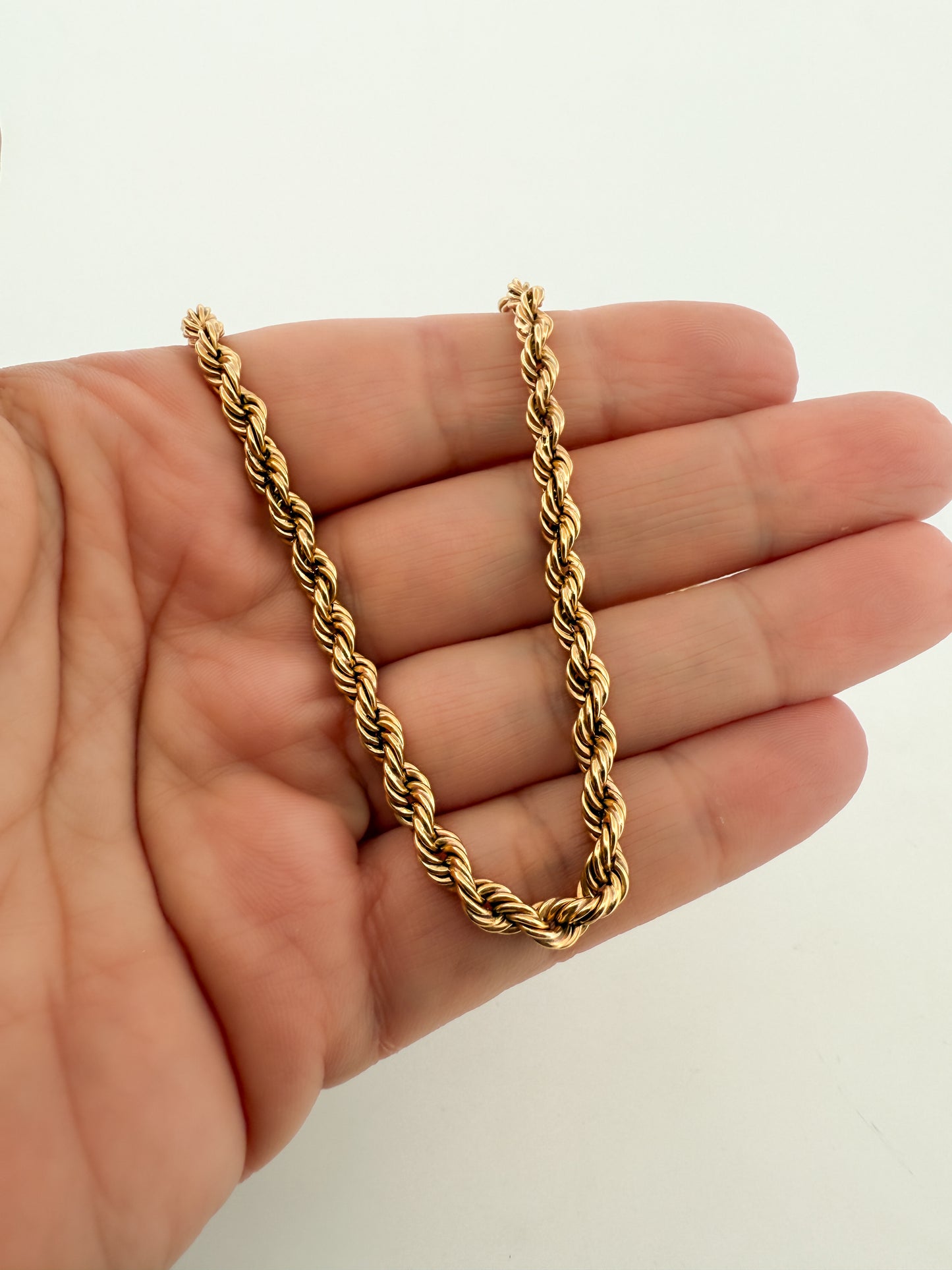 Collar de Oro amarillo de 18kt con cadena de cordón salomónico. La cadena mide 54cm de largo y dispone de un cierre desplegable. Joyería Ian'Or. Envío GRATIS.

