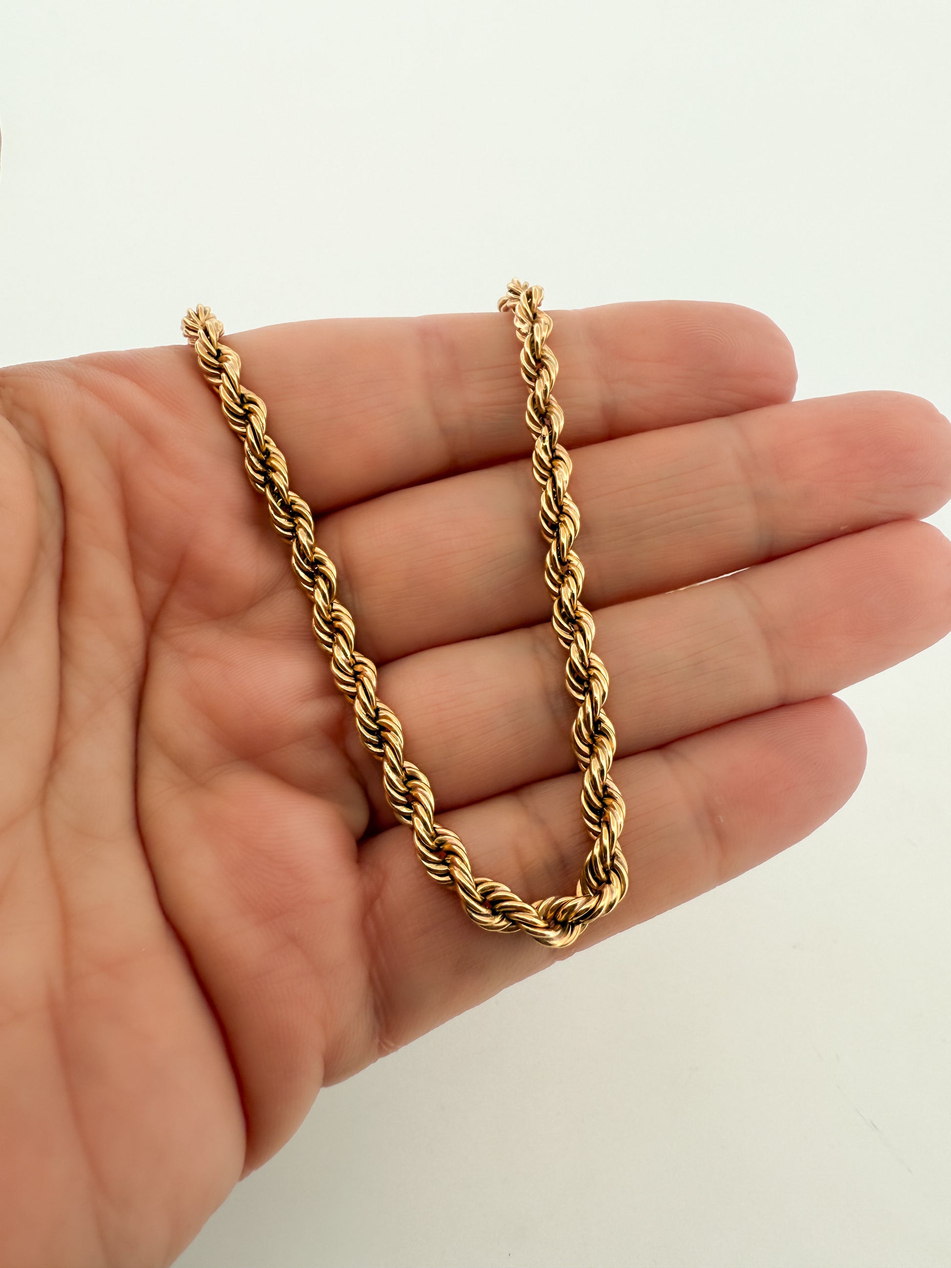 Collar de Oro amarillo de 18kt con cadena de cordón salomónico. La cadena mide 54cm de largo y dispone de un cierre desplegable. Joyería Ian'Or. Envío GRATIS.

