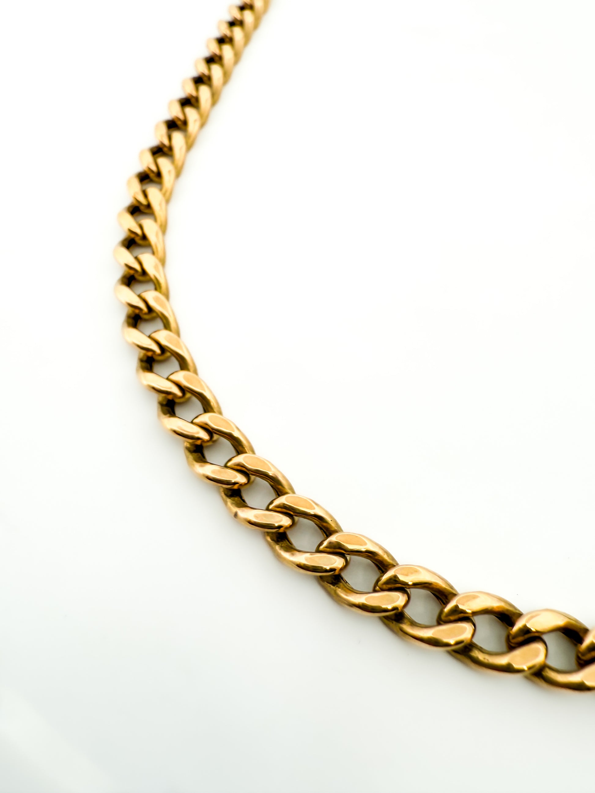 Collar de oro amarillo de 18kt con cadena barbada tipo cubana plana y cierre tipo mosquetón. Joya unisex. Joyería Ian'Or. Envío GRATIS.

