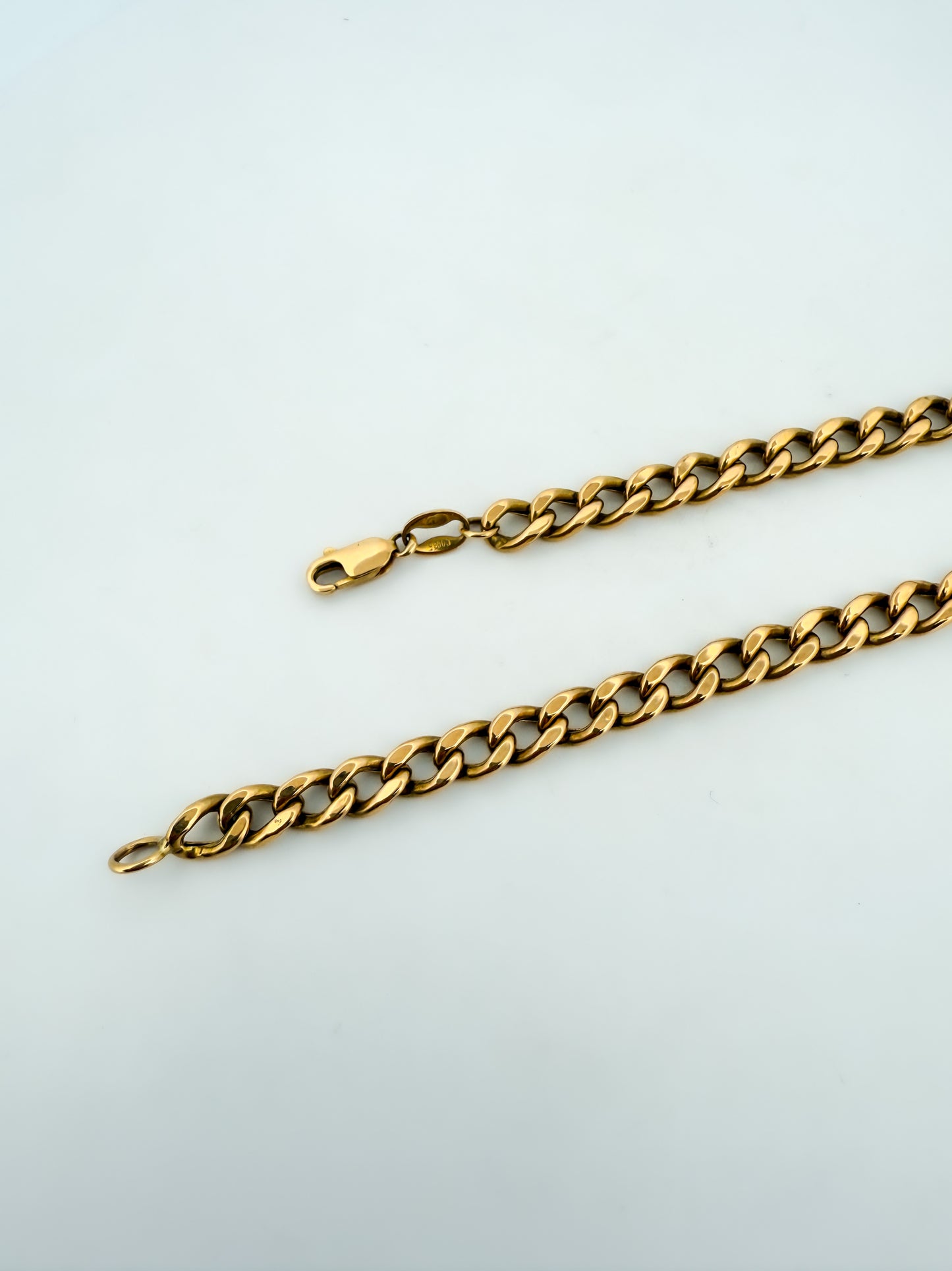 Collar de oro amarillo de 18kt con cadena barbada tipo cubana plana y cierre tipo mosquetón. Joya unisex. Joyería Ian'Or. Envío GRATIS.

