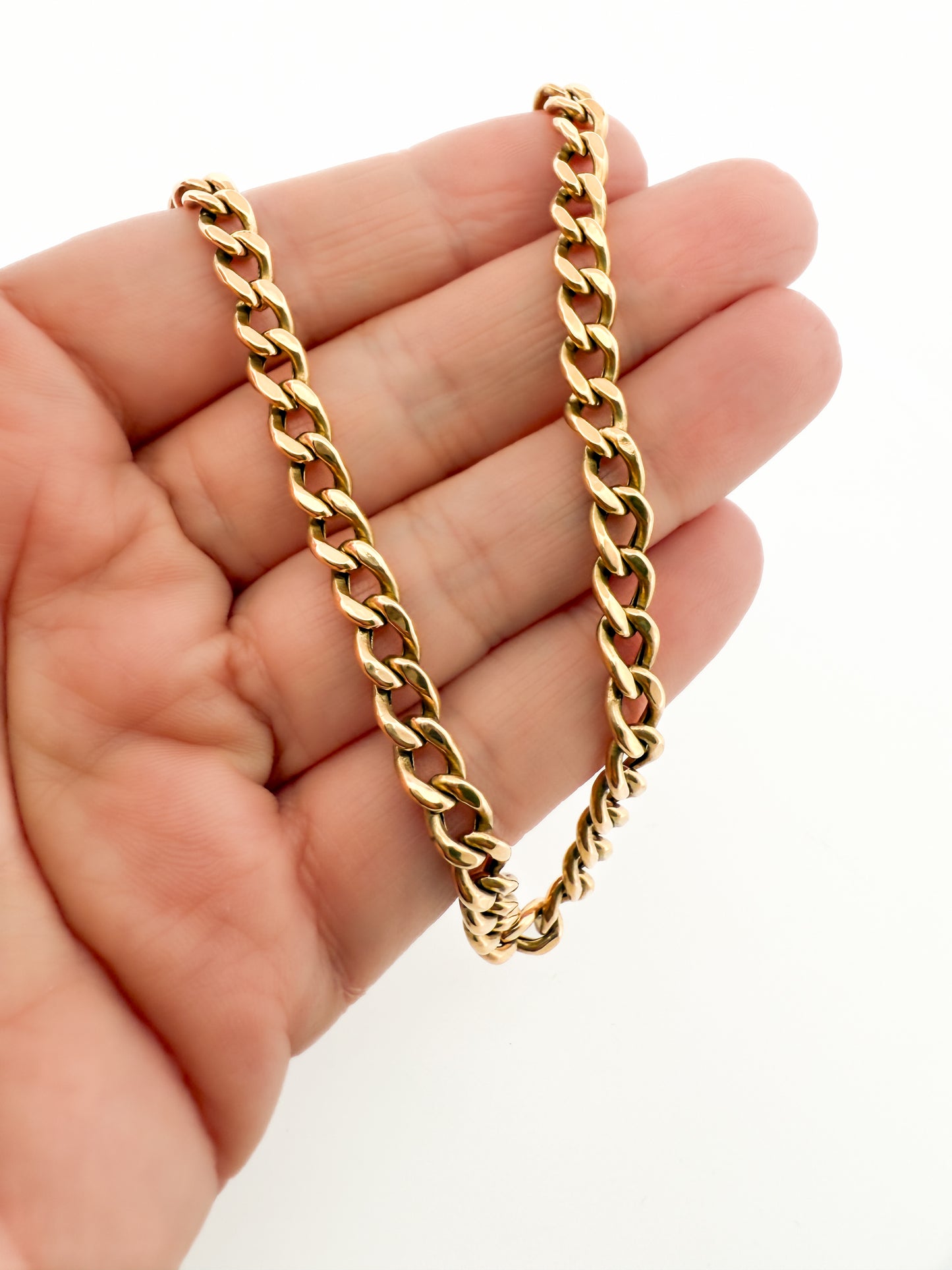 Collar de oro amarillo de 18kt con cadena barbada tipo cubana plana y cierre tipo mosquetón. Joya unisex. Joyería Ian'Or. Envío GRATIS.

