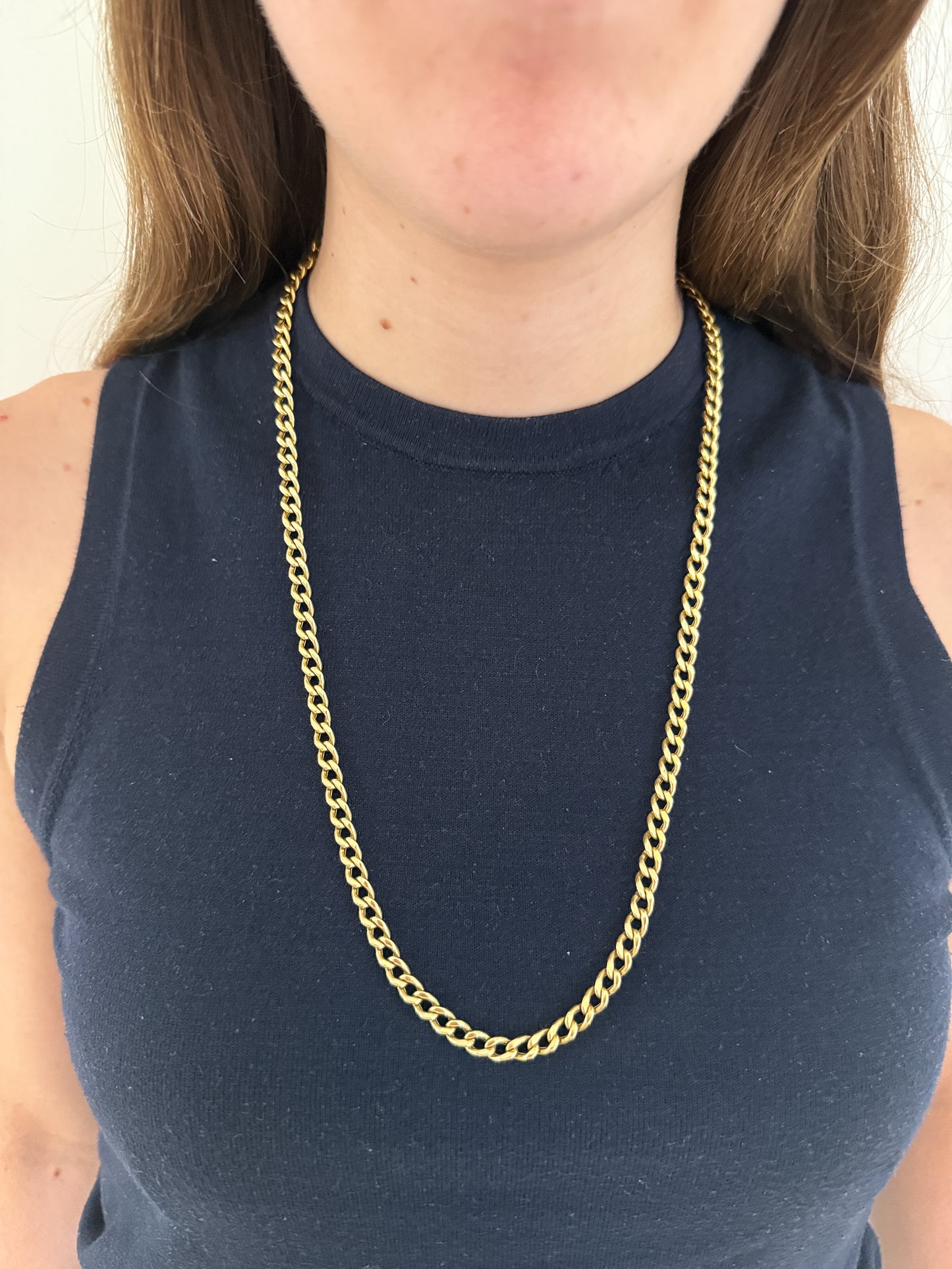 Collar de oro amarillo de 18kt con cadena barbada tipo cubana plana y cierre tipo mosquetón. Joya unisex. Joyería Ian'Or. Envío GRATIS.

