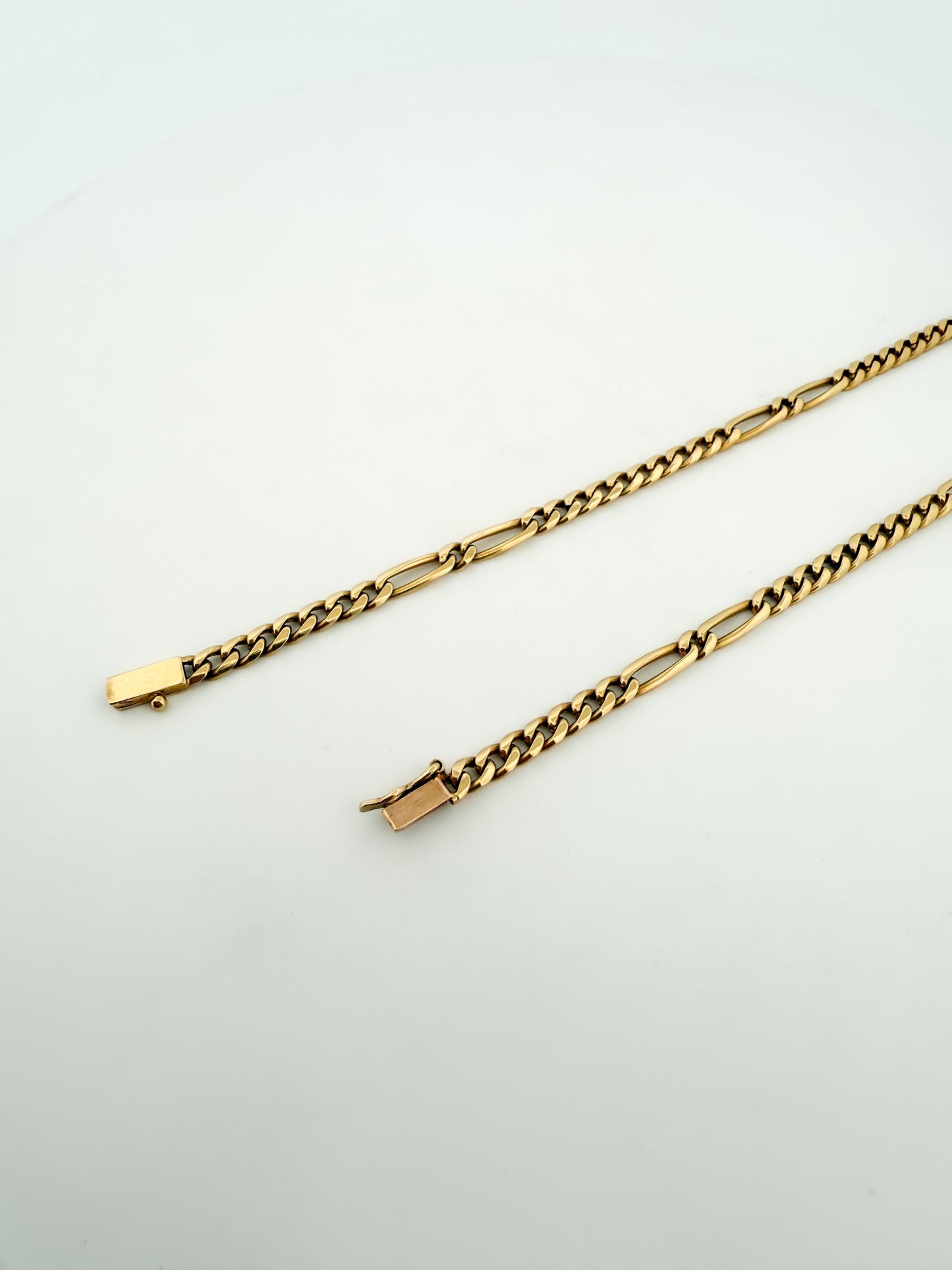 Collar con cadena alterna barbada en oro amarillo de 18kt y cierre de cajón con un brazo de seguridad. Joya unisex. Joyería Ian'Or. Envío GRATIS.
