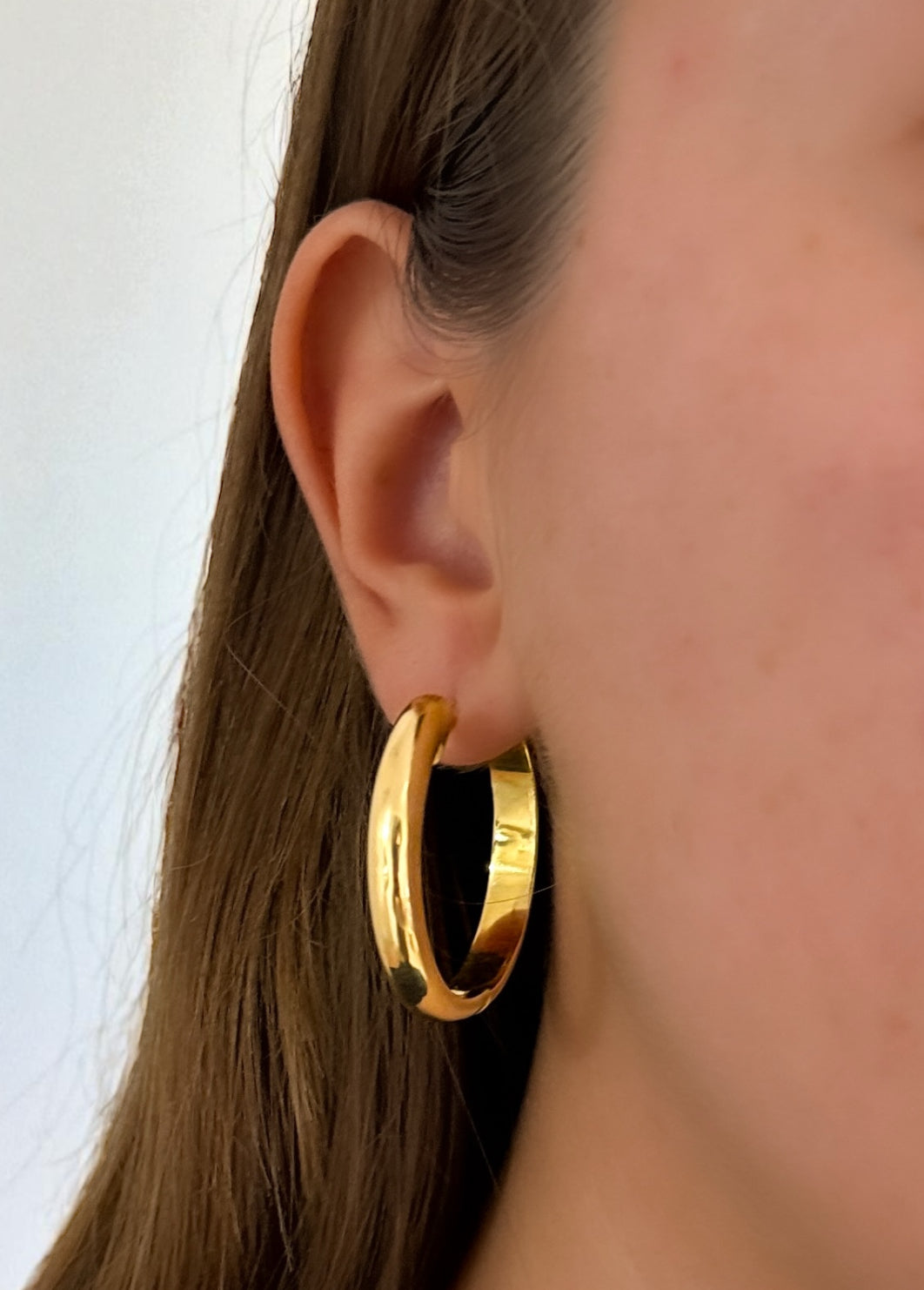 Pendientes de aro de oro amarillo de 18kt de 35mm de diámetro y 5,3mm de grosor. Disponen de cierre tipo criolla. Criollas de oro 18kt al mejor precio.

