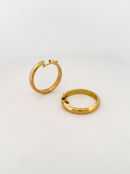 Pendientes de aro de oro amarillo de 18kt de 35mm de diámetro y 5,3mm de grosor. Disponen de cierre tipo criolla. Criollas de oro 18kt al mejor precio.
