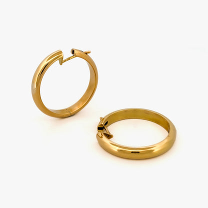 Pendientes de aro de oro amarillo de 18kt de 35mm de diámetro y 5,3mm de grosor. Disponen de cierre tipo criolla. Criollas de oro 18kt al mejor precio.