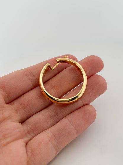 Pendientes de aro de oro amarillo de 18kt de 35mm de diámetro y 5,3mm de grosor. Disponen de cierre tipo criolla. Criollas de oro 18kt al mejor precio.
