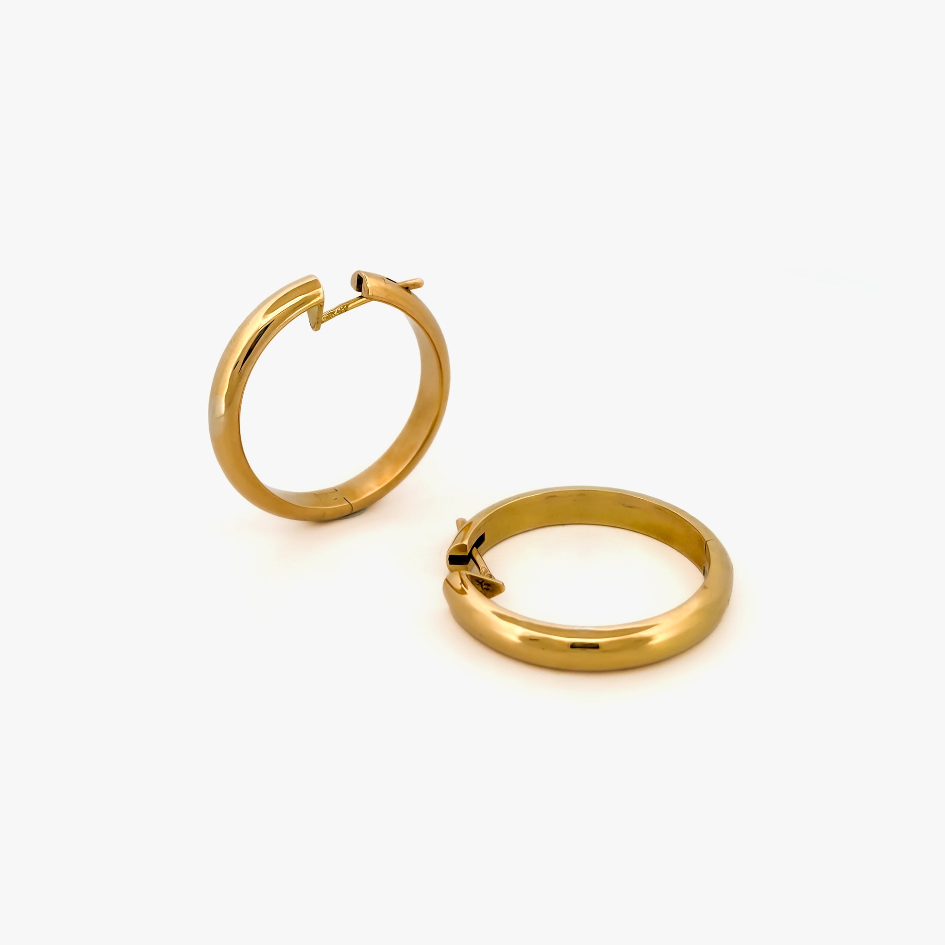 Pendientes de aro de oro amarillo de 18kt de 35mm de diámetro y 5,3mm de grosor. Disponen de cierre tipo criolla. Criollas de oro 18kt al mejor precio.
