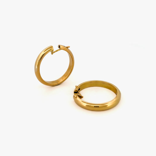 Pendientes de aro de oro amarillo de 18kt de 35mm de diámetro y 5,3mm de grosor. Disponen de cierre tipo criolla. Criollas de oro 18kt al mejor precio.