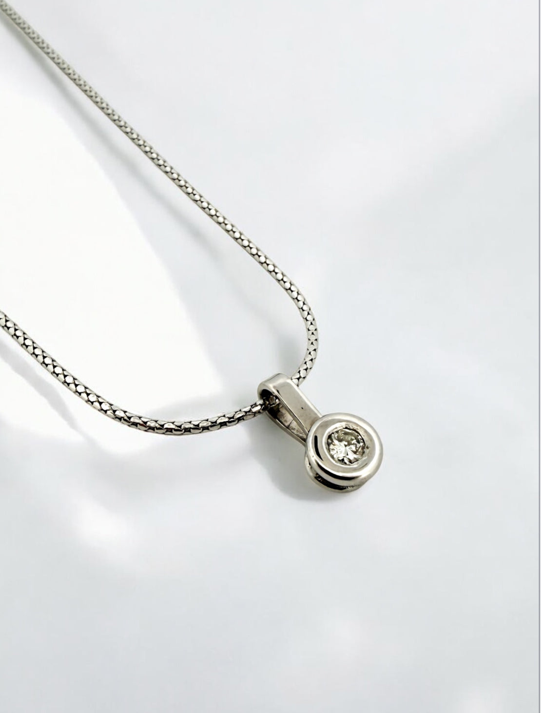 Cadena semirrígida realizada en oro blanco de 18kt. Esta cadena dispone de cierre tipo reasa. Joya unisex. Joyería Ian'Or. Envío GRATIS.

