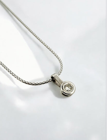 Cadena semirrígida realizada en oro blanco de 18kt. Esta cadena dispone de cierre tipo reasa. Joya unisex. Joyería Ian'Or. Envío GRATIS.

