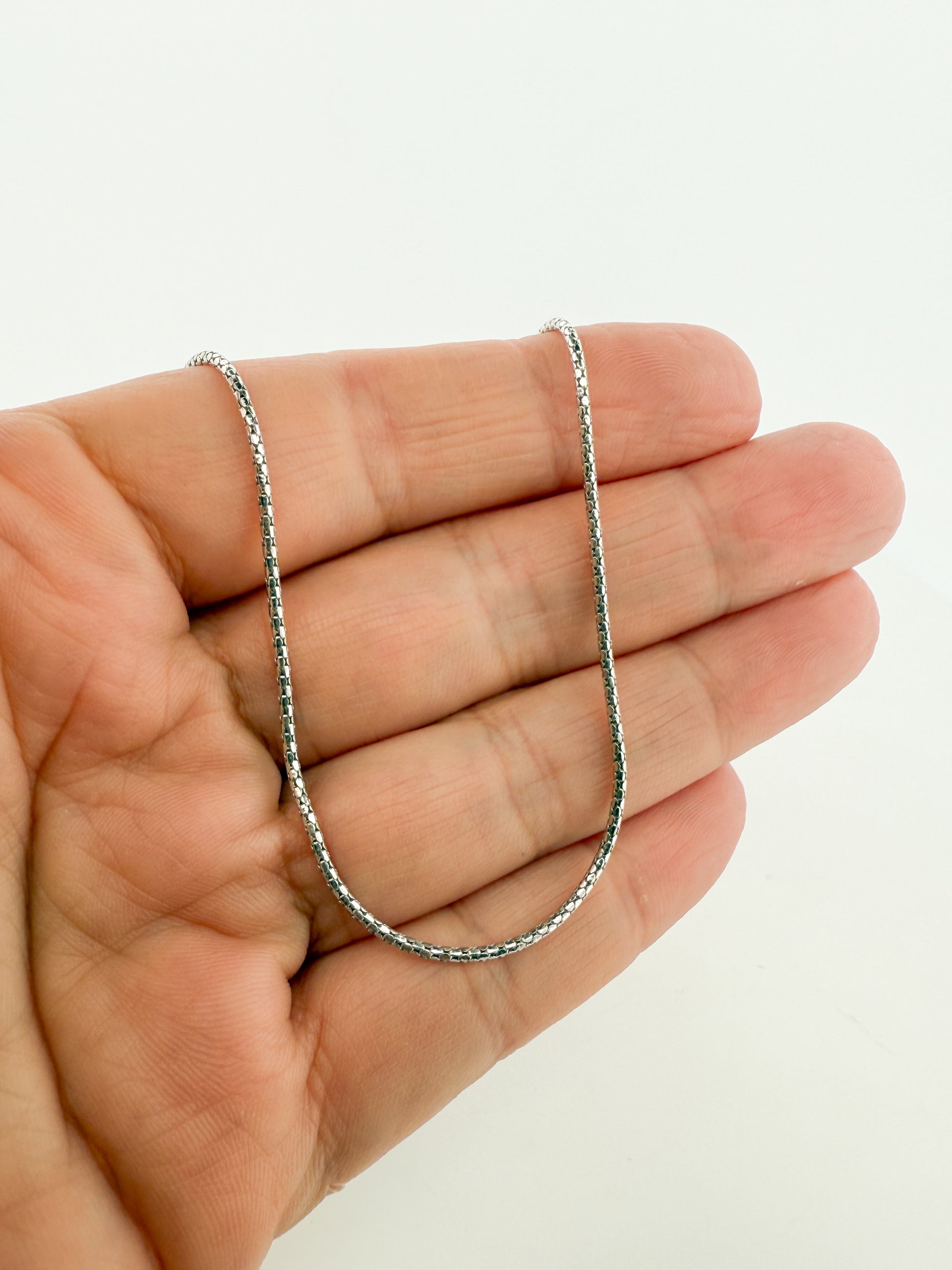 Cadena semirrígida realizada en oro blanco de 18kt. Esta cadena dispone de cierre tipo reasa. Joya unisex. Joyería Ian'Or. Envío GRATIS.
