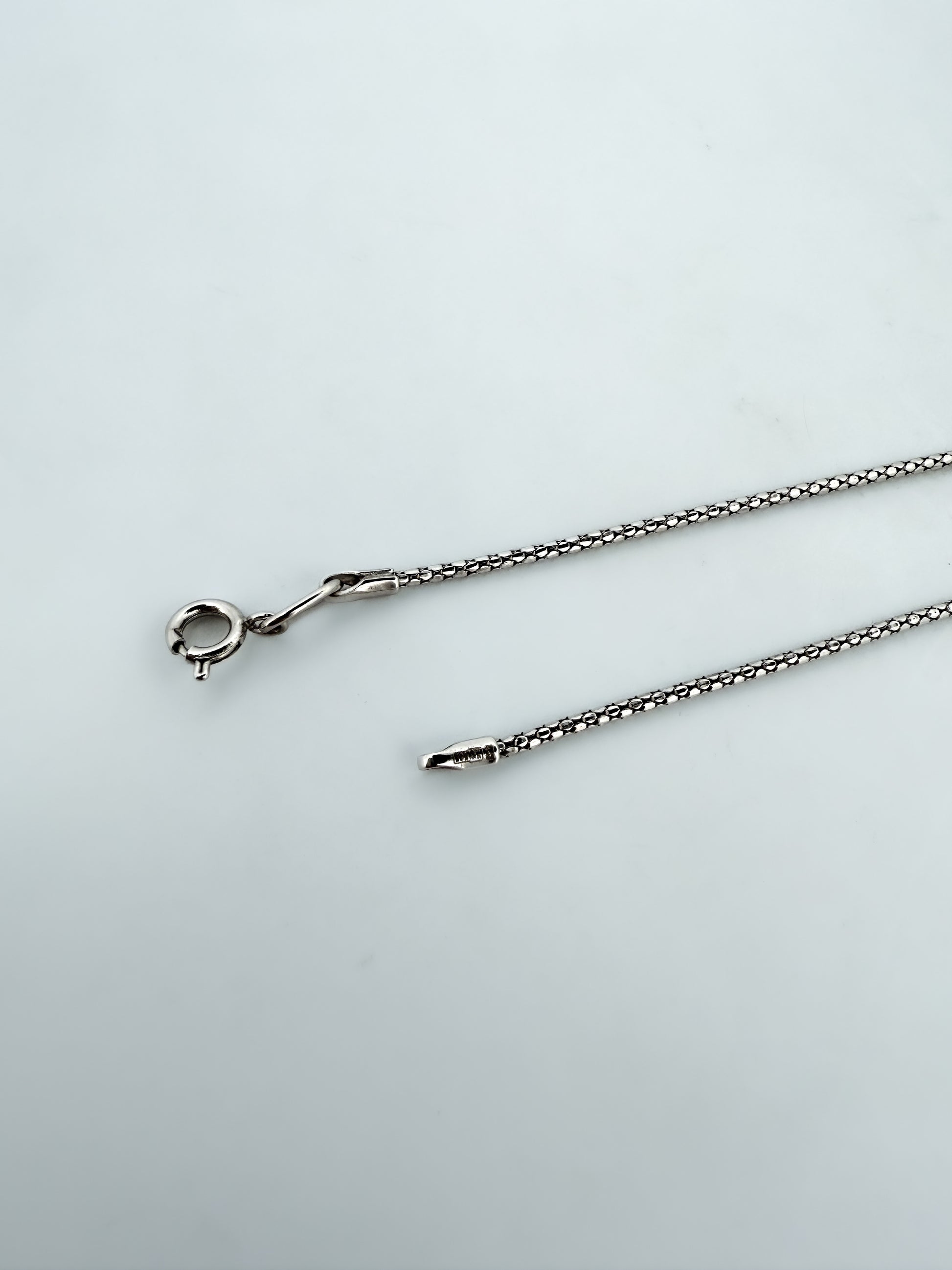 Cadena semirrígida realizada en oro blanco de 18kt. Esta cadena dispone de cierre tipo reasa. Joya unisex. Joyería Ian'Or. Envío GRATIS.
