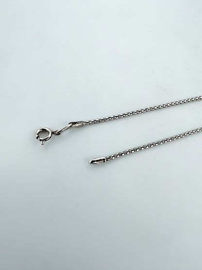 Cadena semirrígida realizada en oro blanco de 18kt. Esta cadena dispone de cierre tipo reasa. Joya unisex. Joyería Ian'Or. Envío GRATIS.
