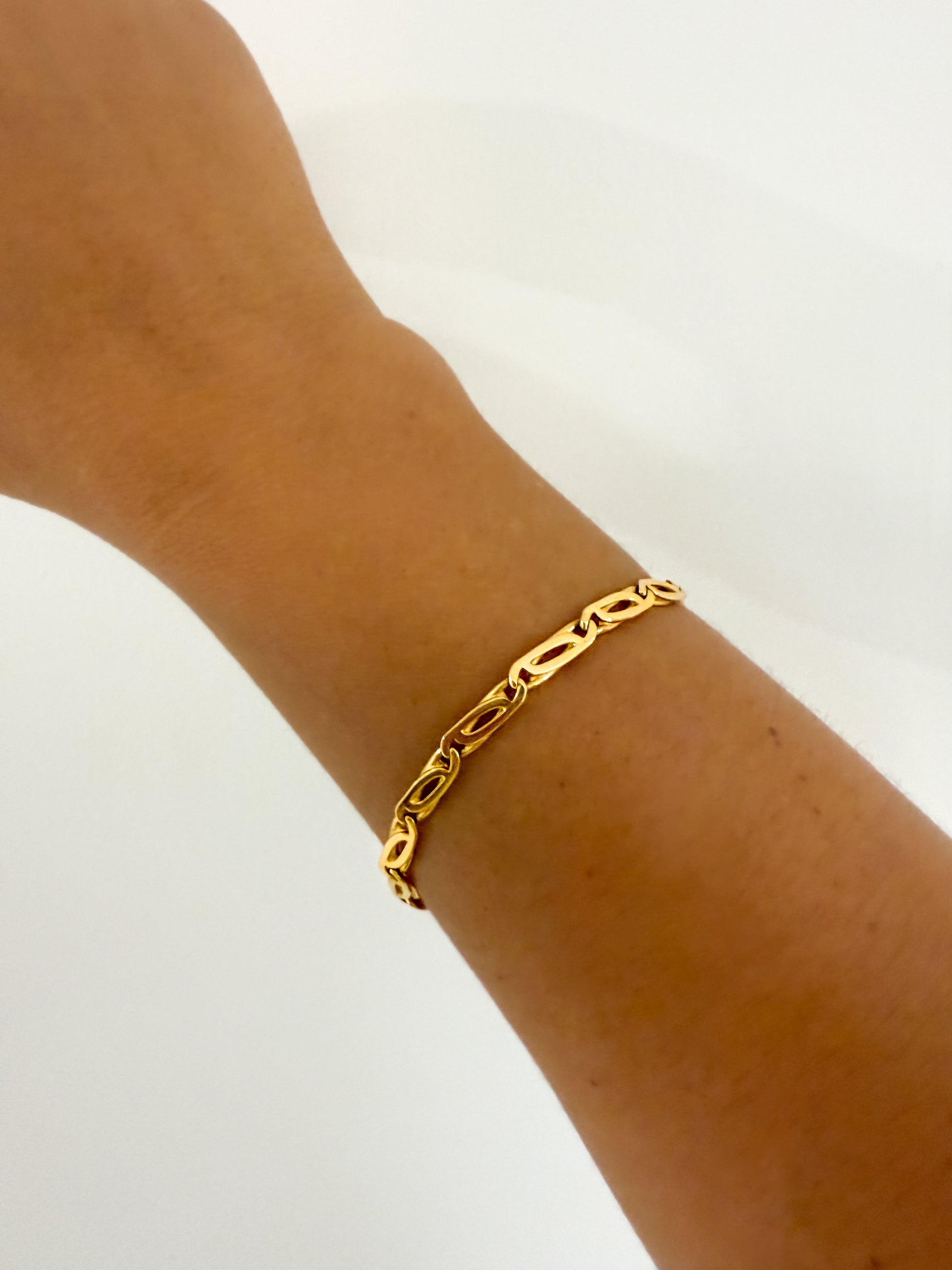 Pulsera oro amarillo de 18kt con cadena eslabones tipo ojo de tigre. La pulsera mide 19,5cm Pulseras de oro 18kt al mejor precio en Barcelona.