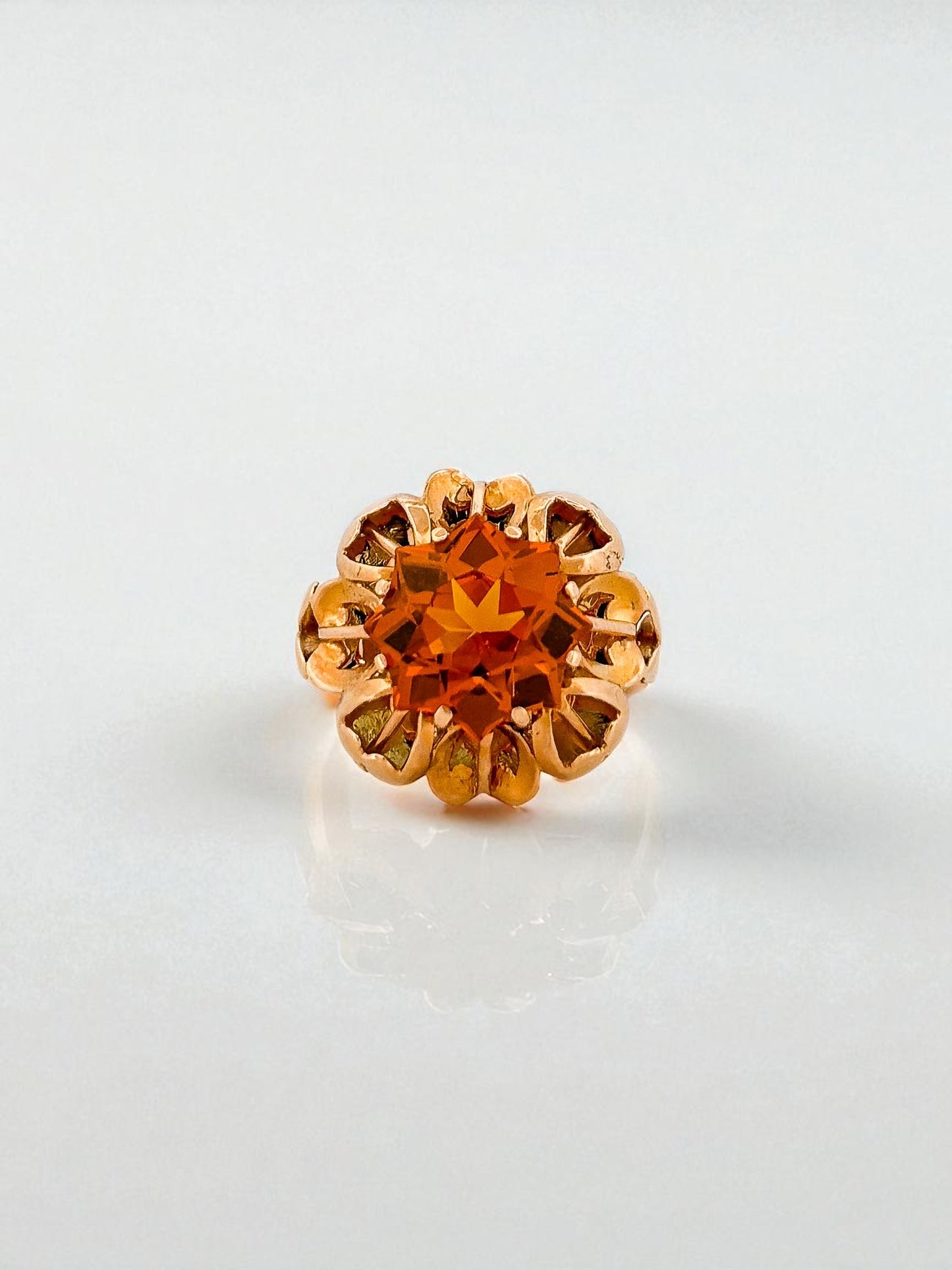 Sortija antigua en oro amarillo y un citrino central. Joyería vintage Barcelona. Envío gratis. Joyas vintage al mejor precio.