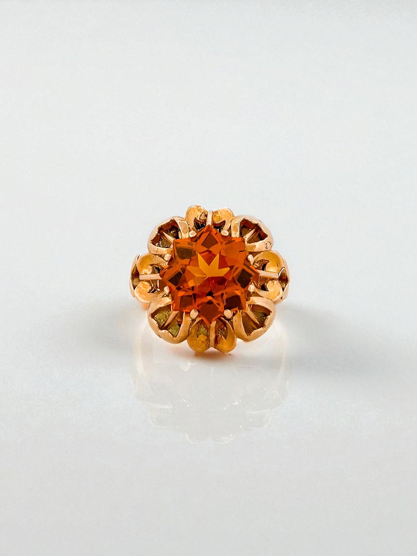 Sortija antigua en oro amarillo y un citrino central. Joyería vintage Barcelona. Envío gratis. Joyas vintage al mejor precio.