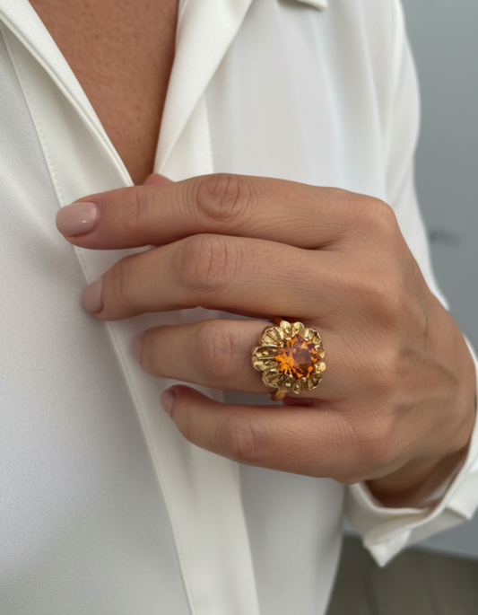 Sortija antigua en oro amarillo y un citrino central. Joyería vintage Barcelona. Envío gratis. Joyas vintage al mejor precio.


