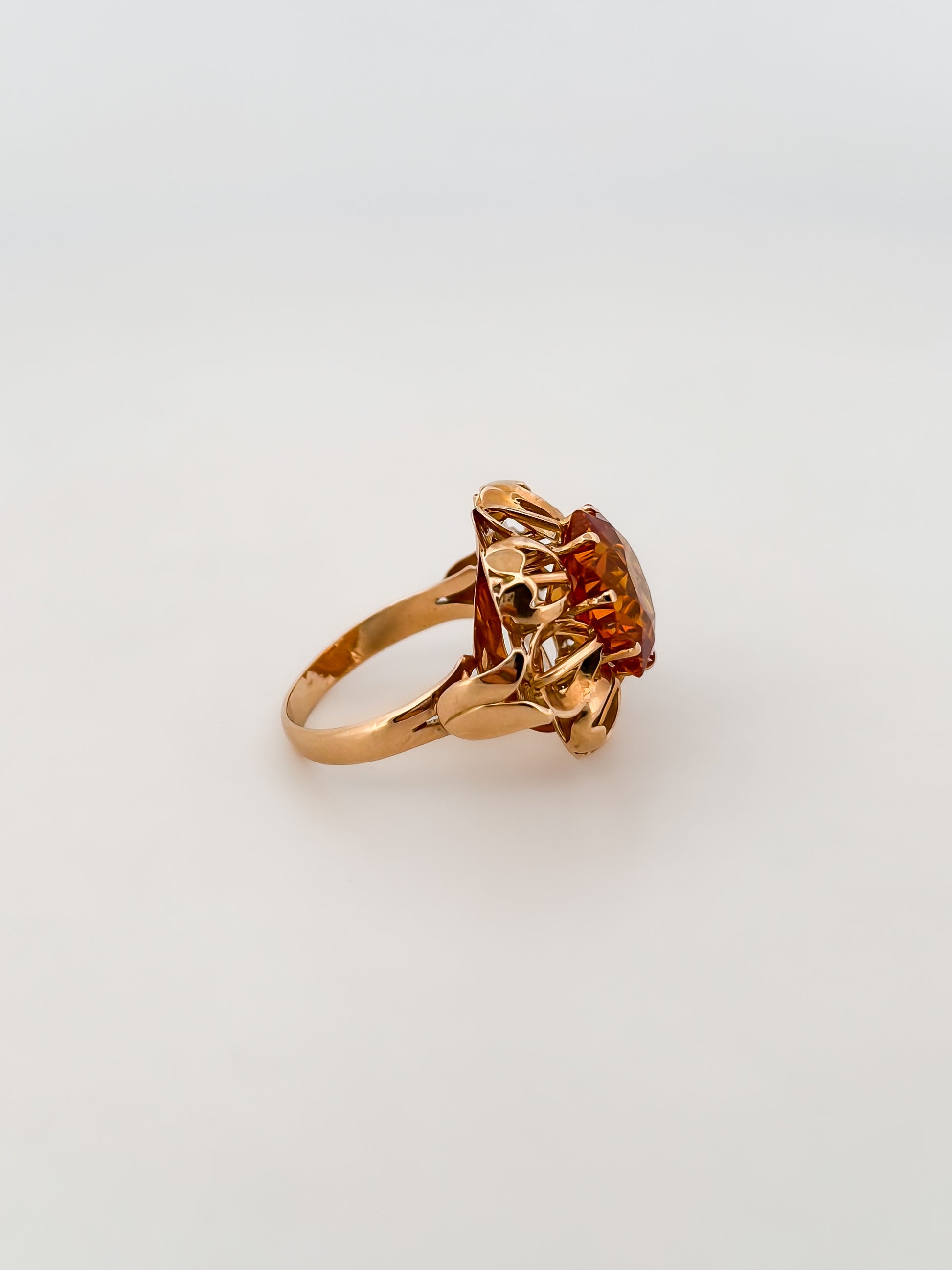 Sortija antigua en oro amarillo y un citrino central. Joyería vintage Barcelona. Envío gratis. Joyas vintage al mejor precio.