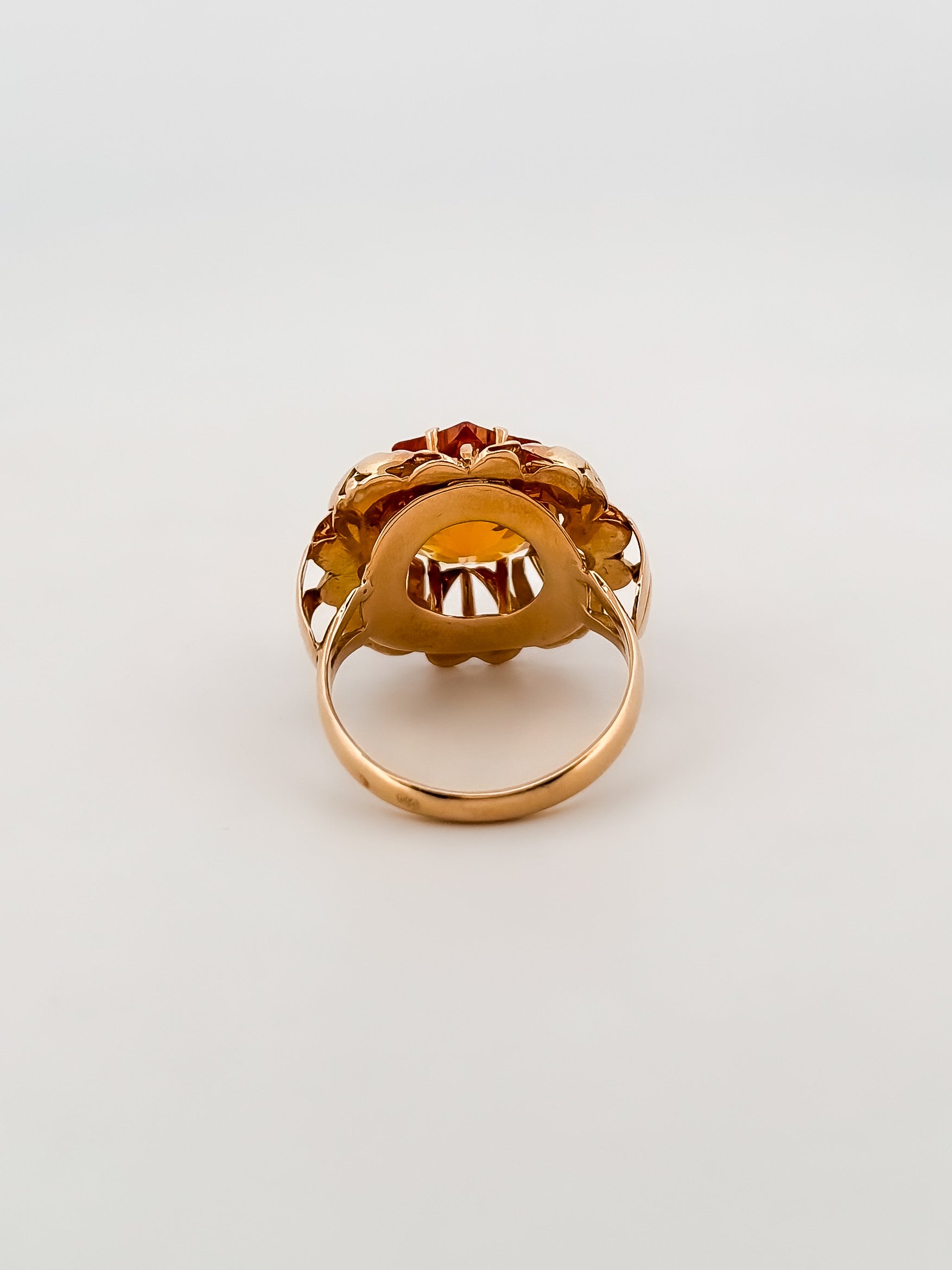 Sortija antigua en oro amarillo y un citrino central. Joyería vintage Barcelona. Envío gratis. Joyas vintage al mejor precio.
