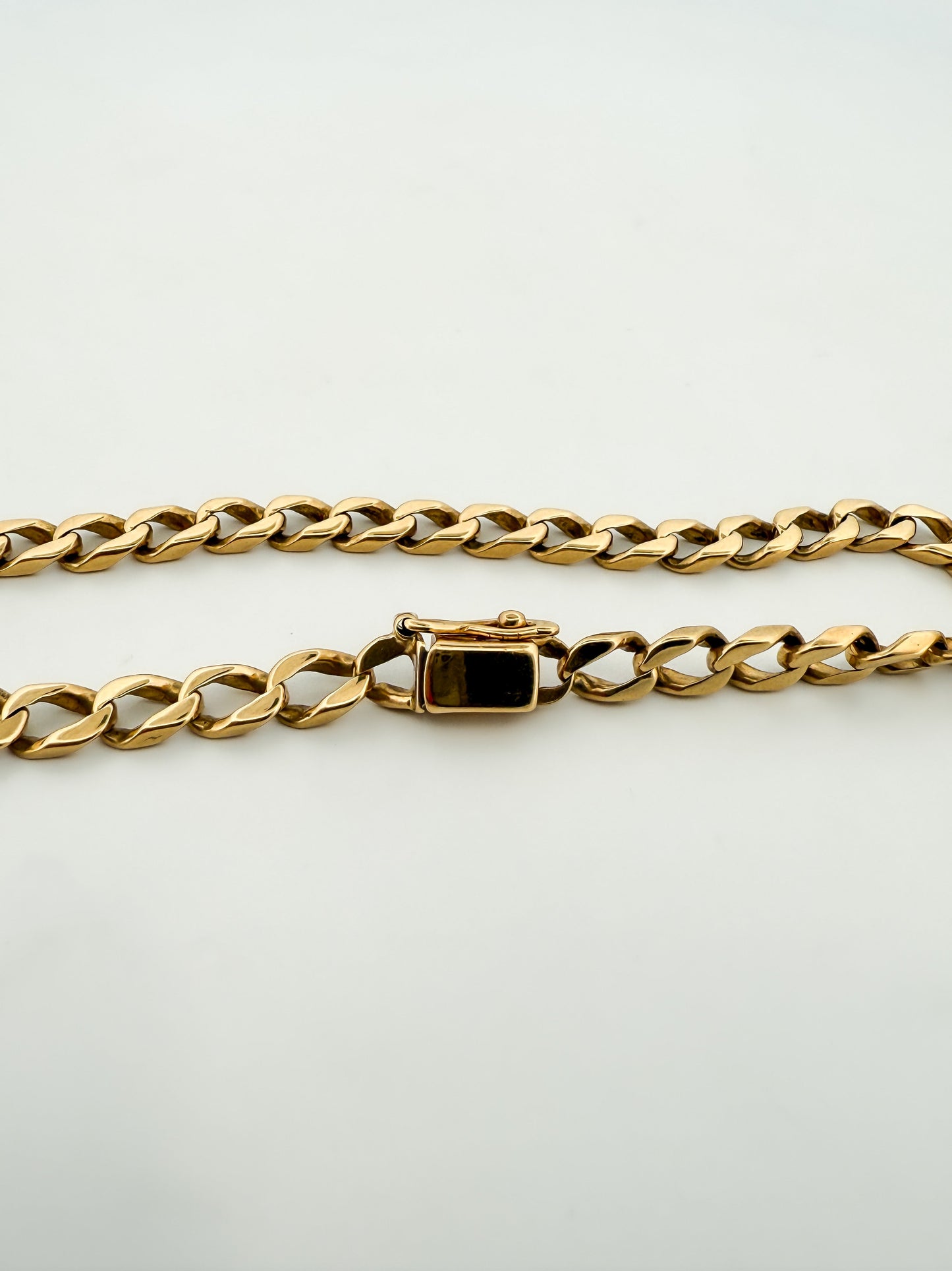 Comprar pulsera oro de 18kt con cadena tipo cubana y cierre de cajón con un brazo de seguridad. Joyas segunda mano. Joyería Ian'Or. Envío gratis.