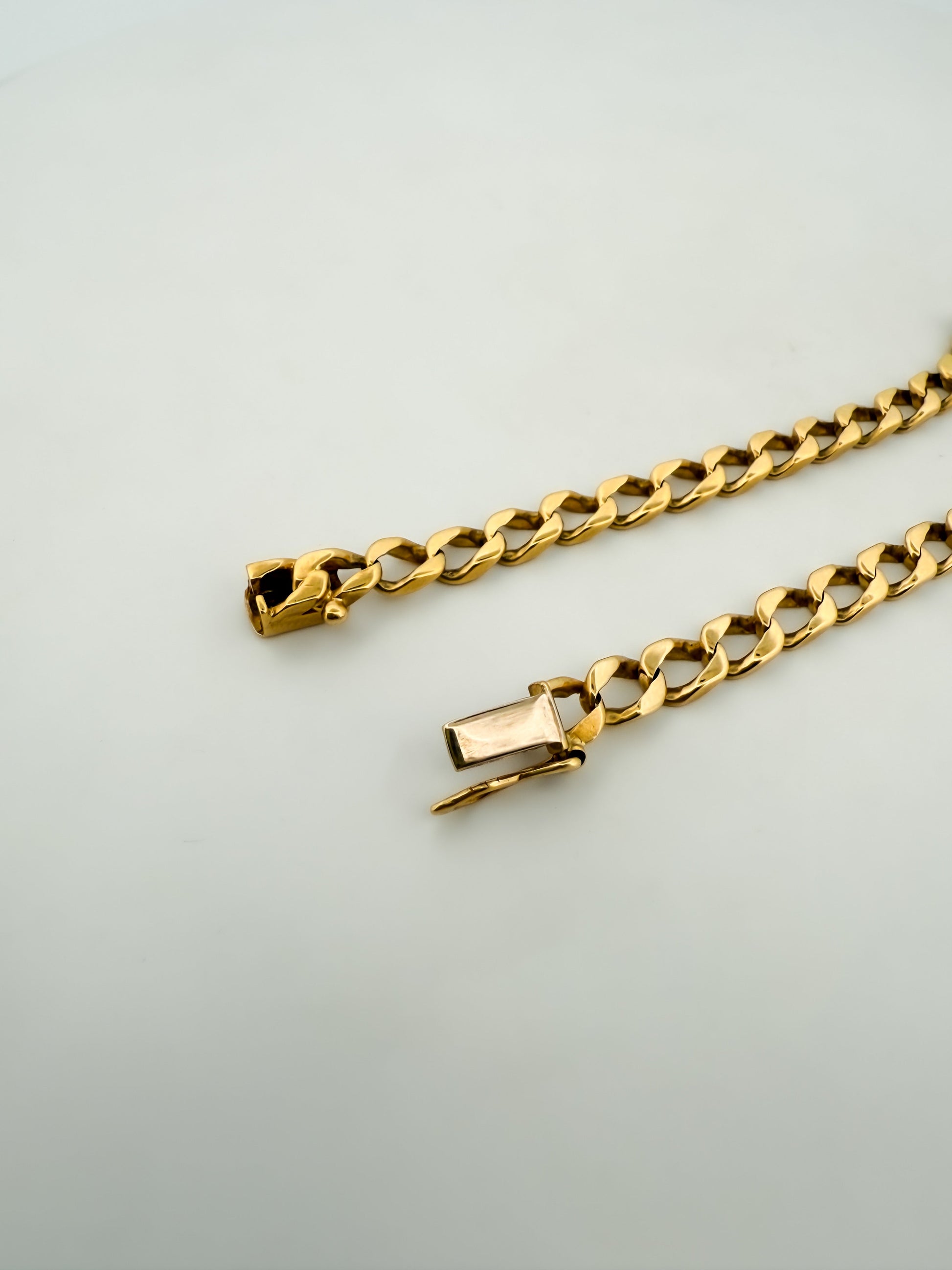 Comprar pulsera oro de 18kt con cadena tipo cubana y cierre de cajón con un brazo de seguridad. Joyas segunda mano. Joyería Ian'Or. Envío gratis.