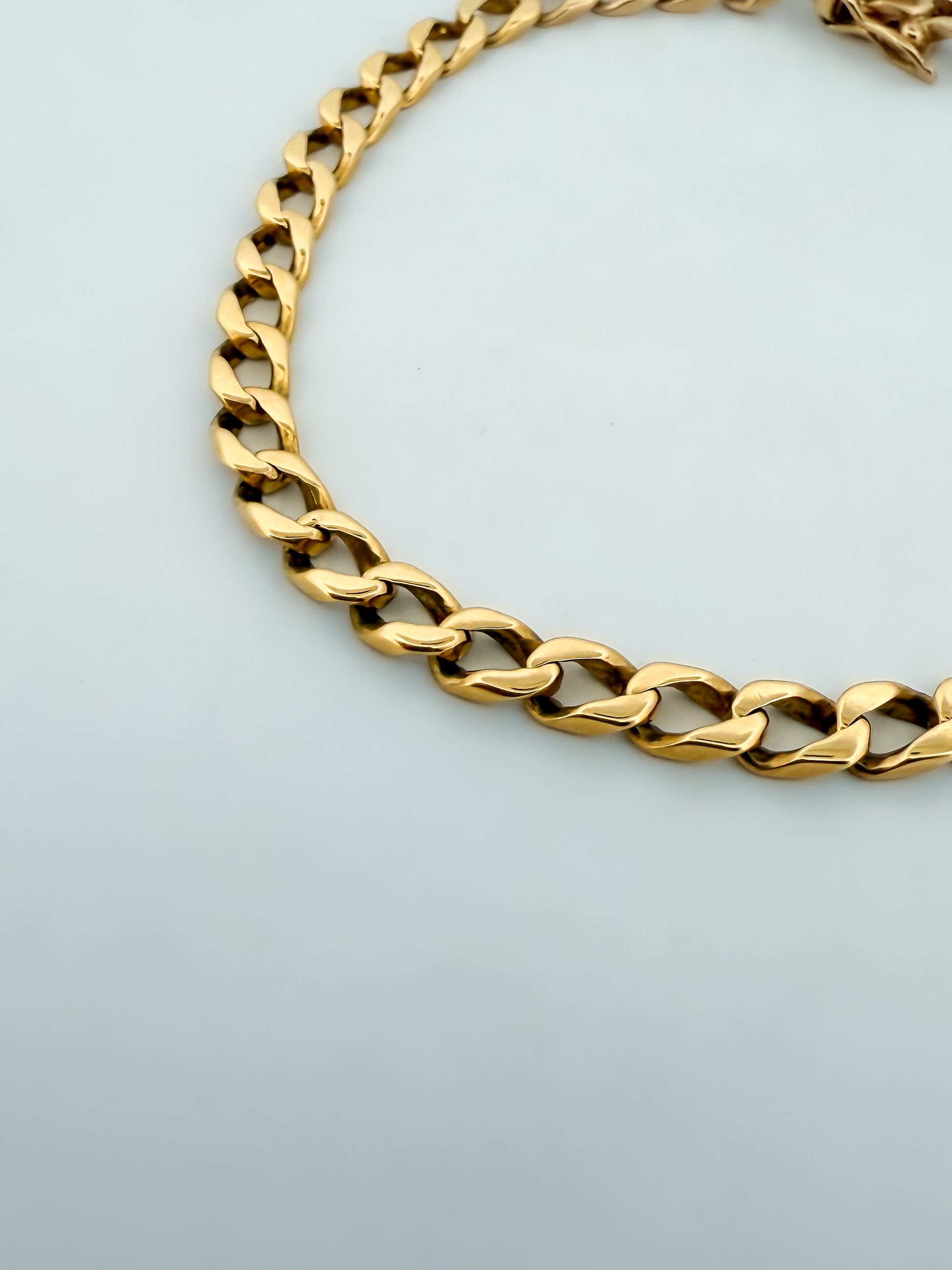 Comprar pulsera oro de 18kt con cadena tipo cubana y cierre de cajón con un brazo de seguridad. Joyas segunda mano. Joyería Ian'Or. Envío gratis.