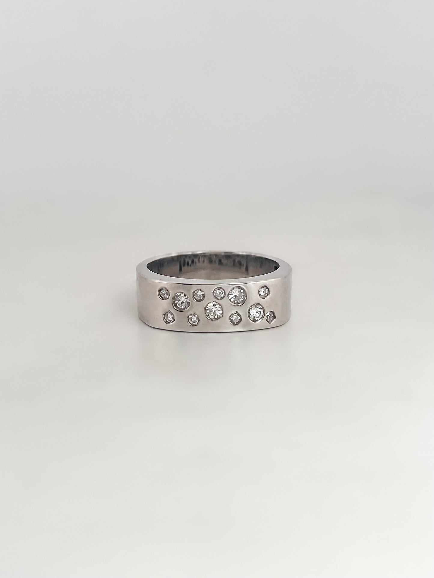 Comprar sortija realizada en oro blanco de 18kt con brillantes alternos engastado en la parte frontal, anillos de oro 18kt y diamantes al mejor precio.