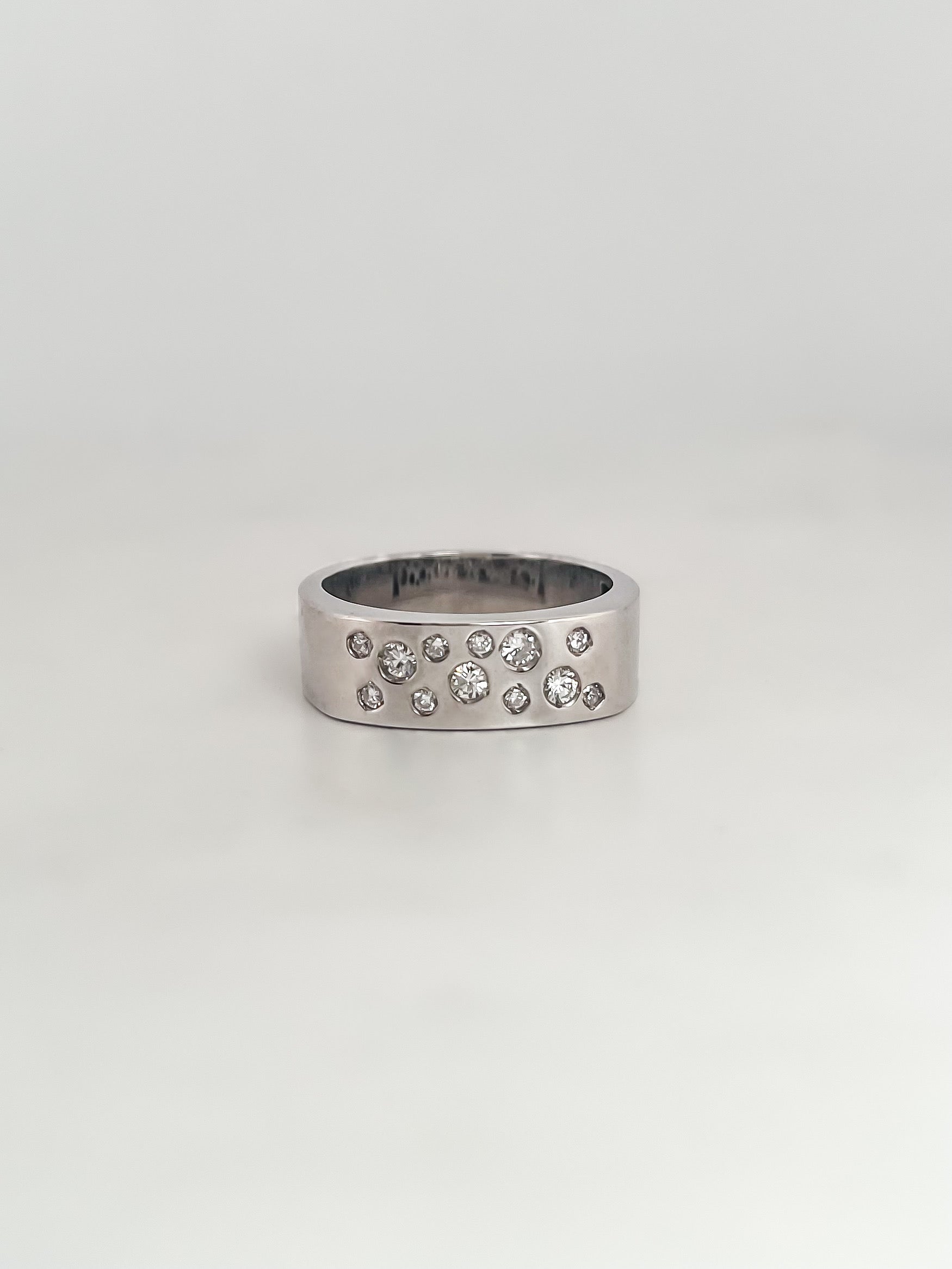 Comprar sortija realizada en oro blanco de 18kt con brillantes alternos engastado en la parte frontal, anillos de oro 18kt y diamantes al mejor precio.