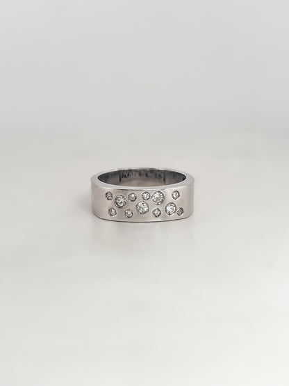 Comprar sortija realizada en oro blanco de 18kt con brillantes alternos engastado en la parte frontal, anillos de oro 18kt y diamantes al mejor precio.