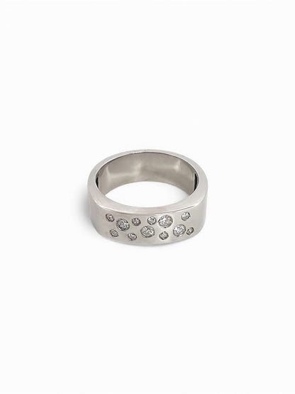 Comprar sortija realizada en oro blanco de 18kt con brillantes alternos engastado en la parte frontal, anillos de oro 18kt y diamantes al mejor precio.