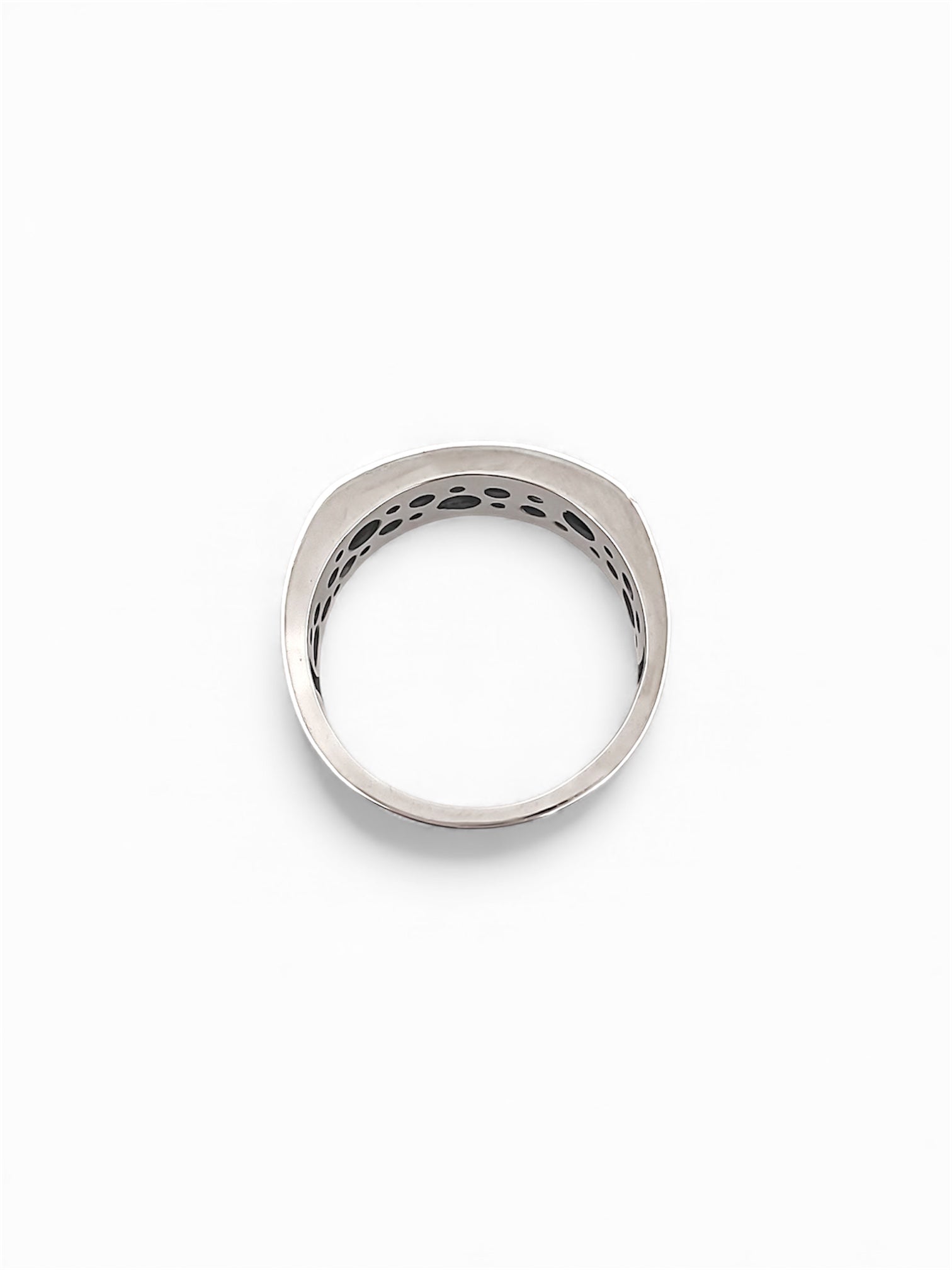 Comprar sortija realizada en oro blanco de 18kt con brillantes alternos engastado en la parte frontal, anillos de oro 18kt y diamantes al mejor precio.