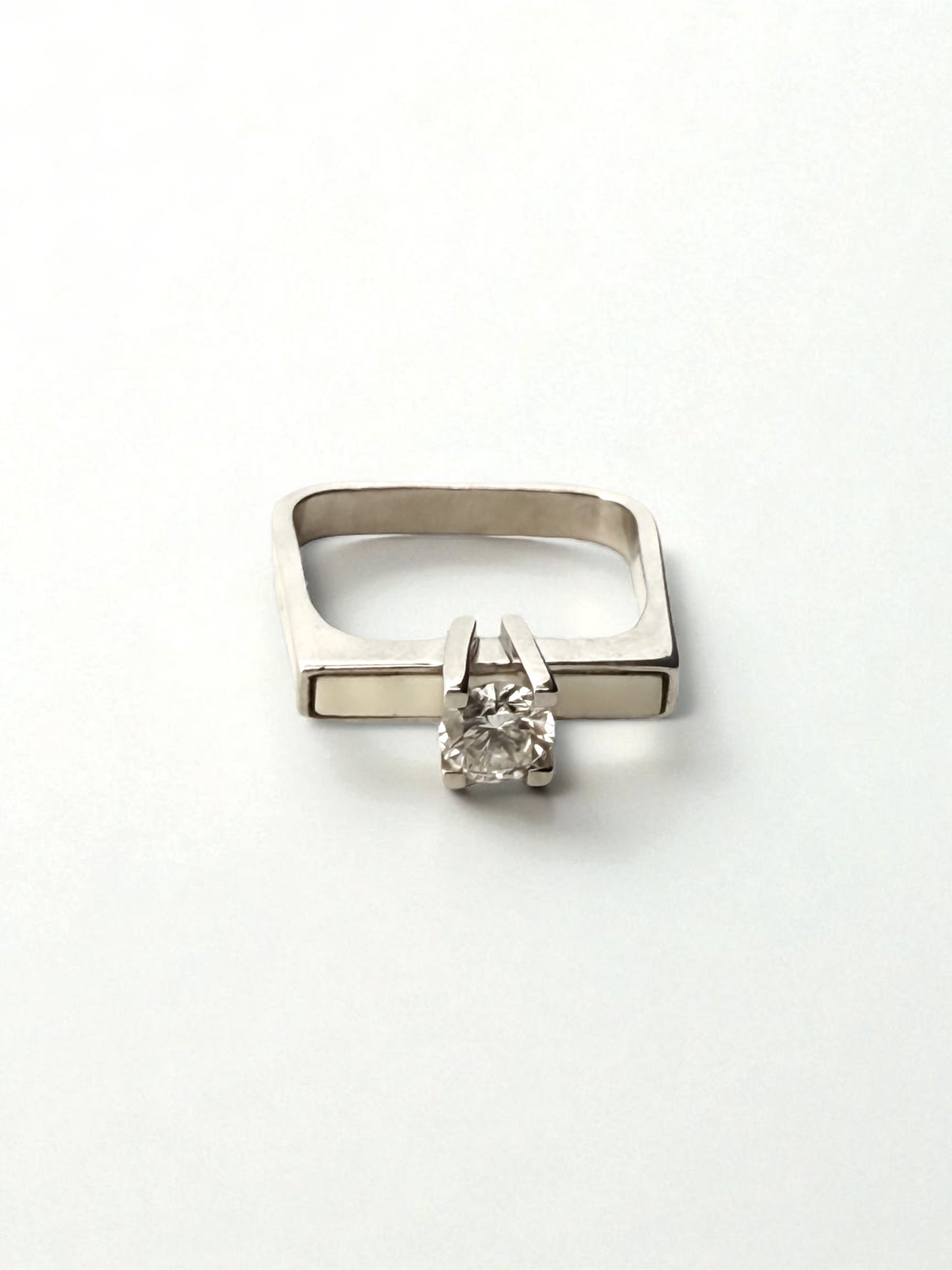 Comprar Solitario realizado en oro blanco y diamante talla brillante engastado en 4 grapas. Joyería Ian'Or. Joyas al mejor precio.

