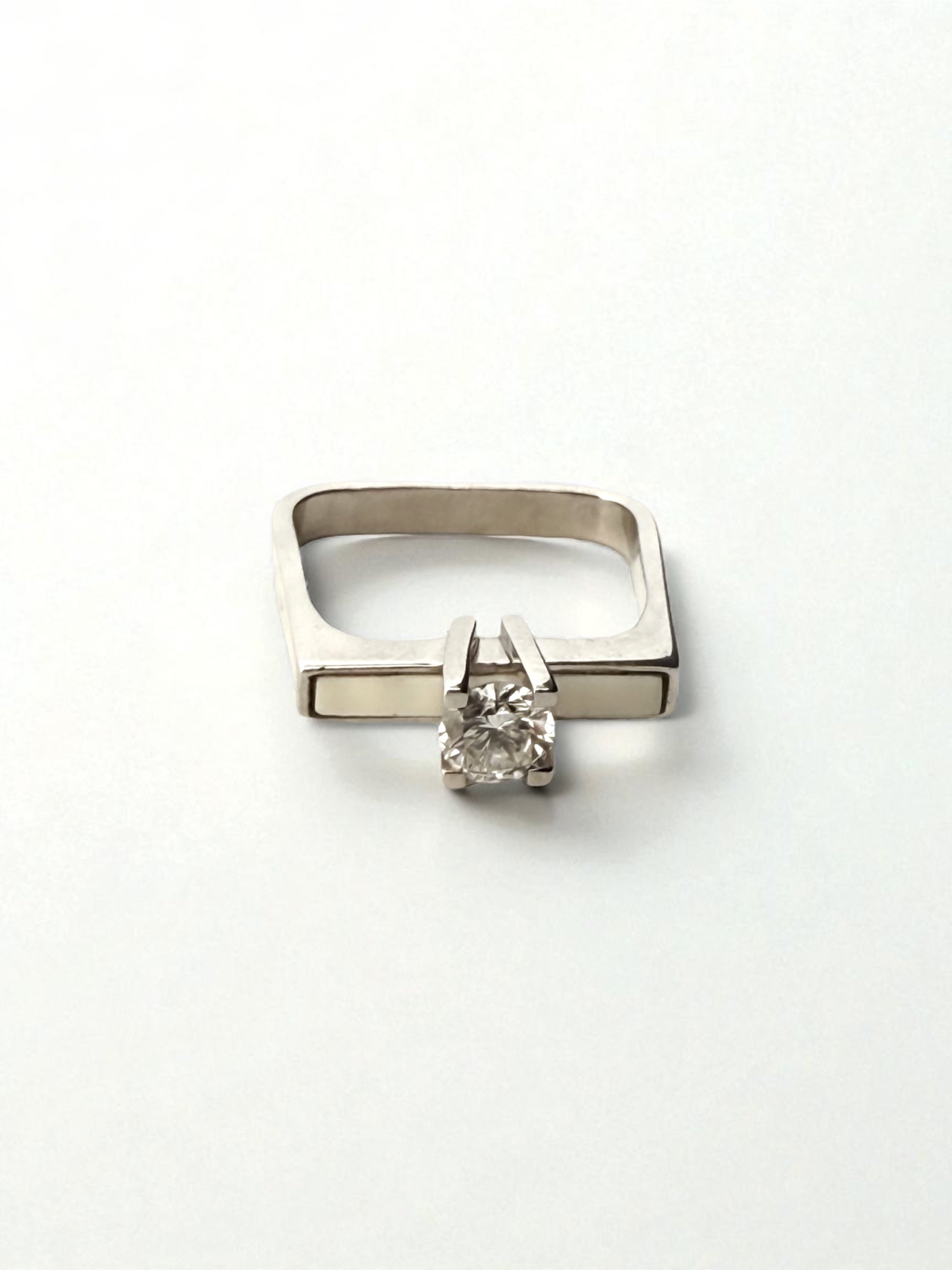 Comprar Solitario realizado en oro blanco y diamante talla brillante engastado en 4 grapas. Joyería Ian'Or. Joyas al mejor precio.

