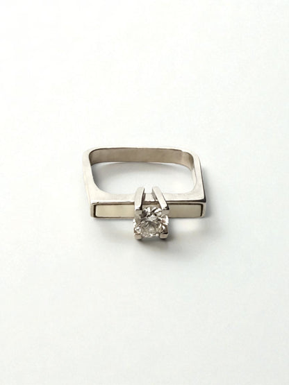 Comprar Solitario realizado en oro blanco y diamante talla brillante engastado en 4 grapas. Joyería Ian'Or. Joyas al mejor precio.

