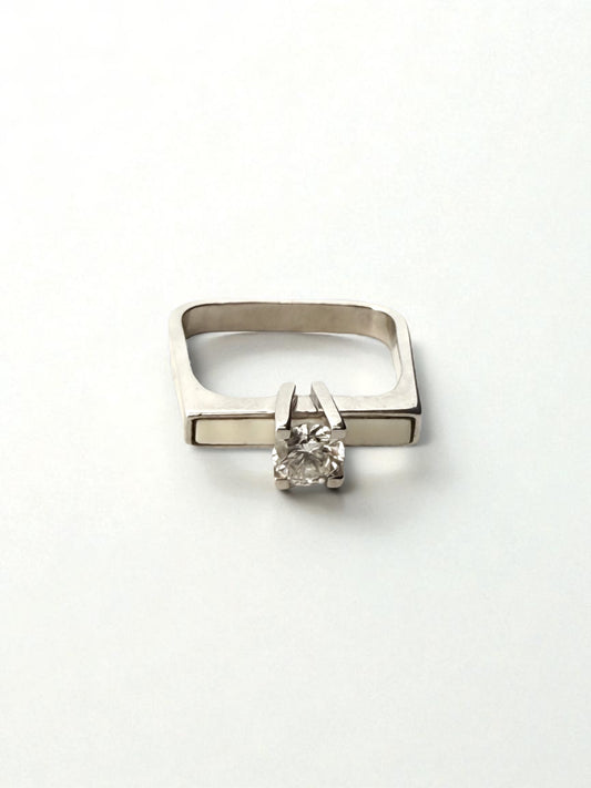 Comprar Solitario realizado en oro blanco y diamante talla brillante engastado en 4 grapas. Joyería Ian'Or. Joyas al mejor precio.

