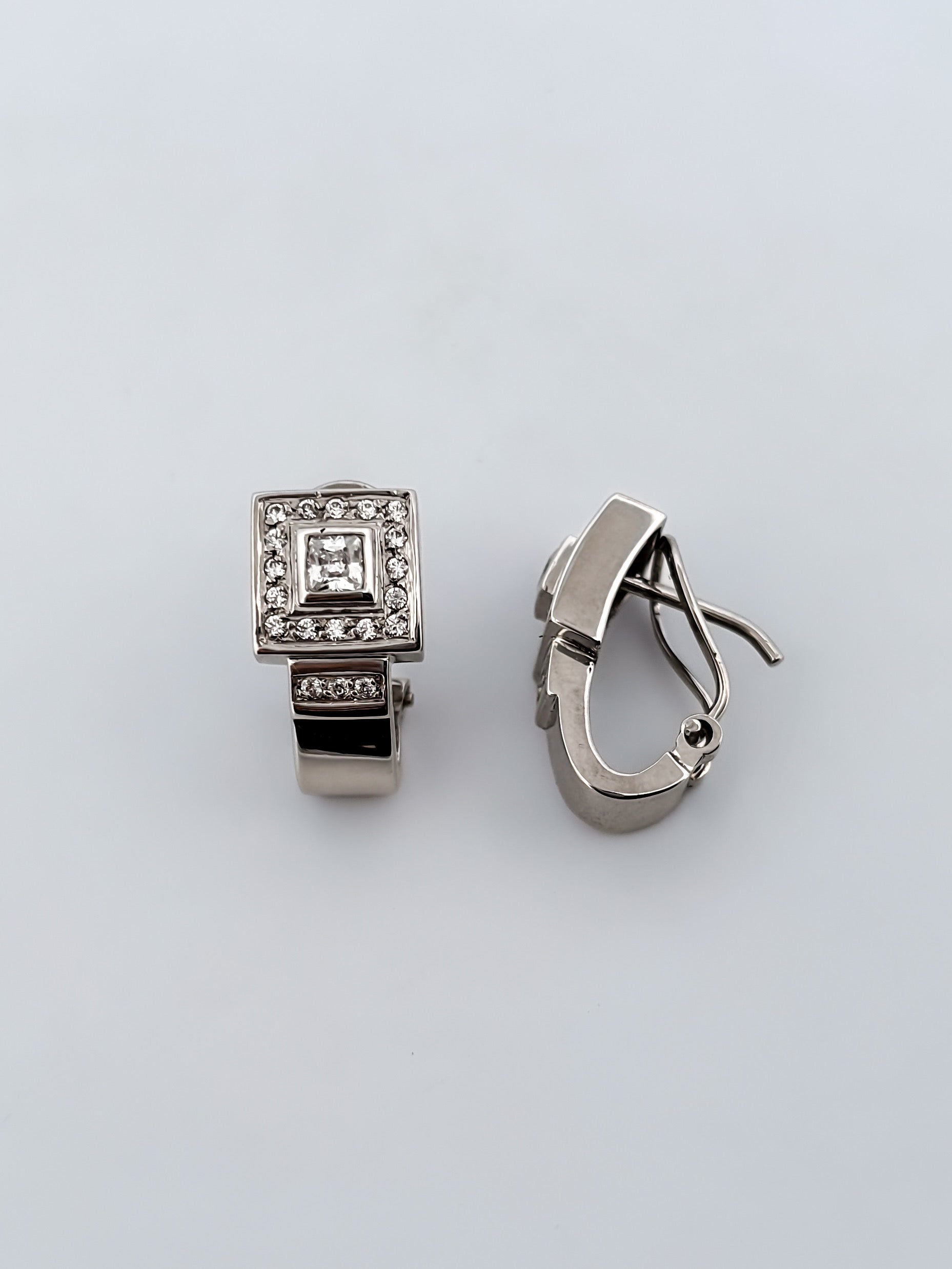 Comprar pendientes realizados en oro blanco de 18kt con diamantes talla brillante. Estos pendientes disponen de cierre Omega. Pendientes segunda mano en Bcn.