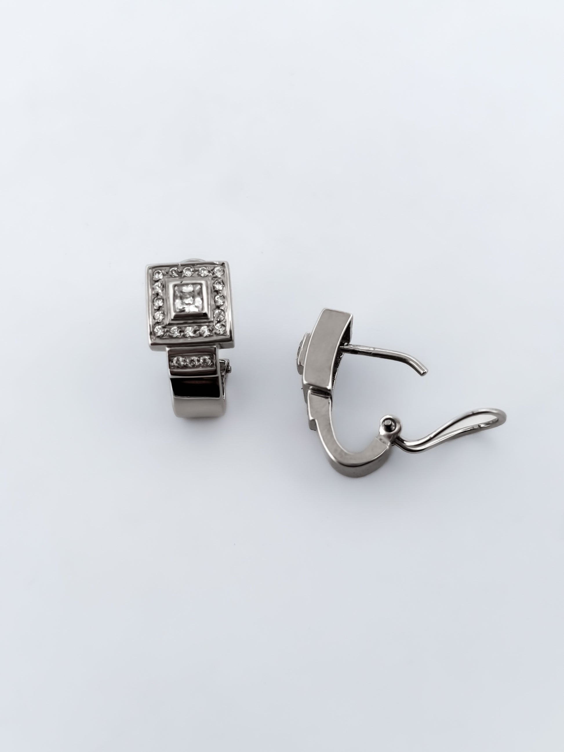 Comprar pendientes realizados en oro blanco de 18kt con diamantes talla brillante. Estos pendientes disponen de cierre Omega. Pendientes segunda mano en Bcn.