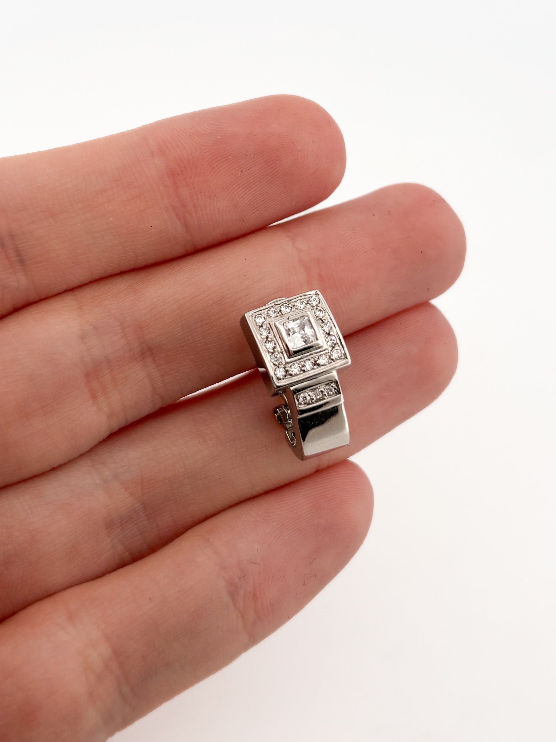 Comprar pendientes realizados en oro blanco de 18kt con diamantes talla brillante. Estos pendientes disponen de cierre Omega. Pendientes segunda mano en Bcn.