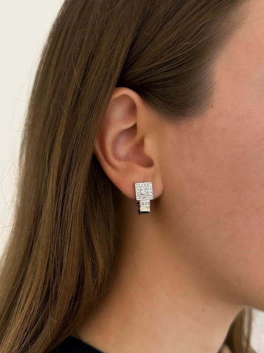 Comprar pendientes realizados en oro blanco de 18kt con diamantes talla brillante. Estos pendientes disponen de cierre Omega. Pendientes segunda mano en Bcn.

