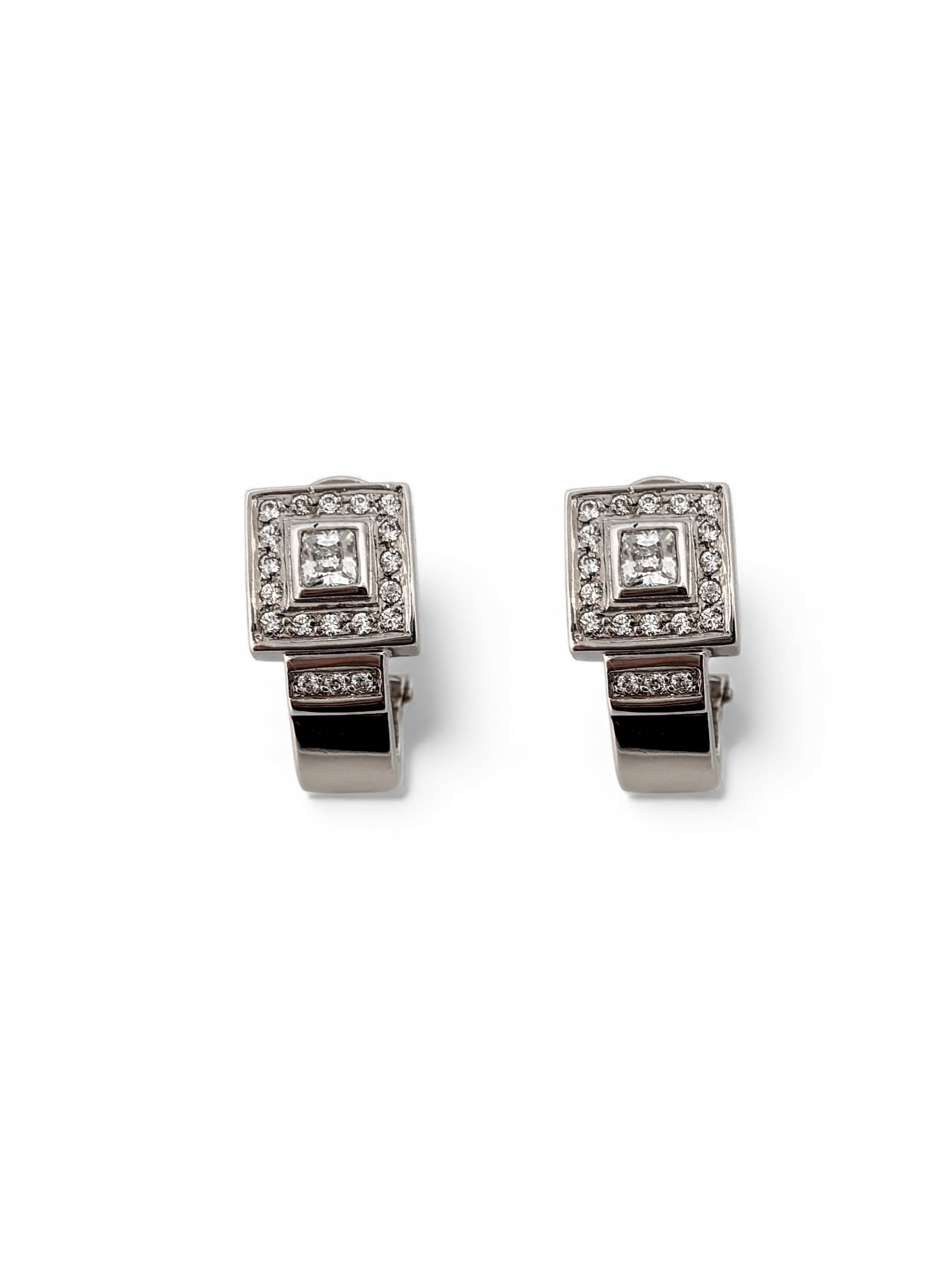 Comprar pendientes realizados en oro blanco de 18kt con diamantes talla brillante. Estos pendientes disponen de cierre Omega. Pendientes segunda mano en Bcn.