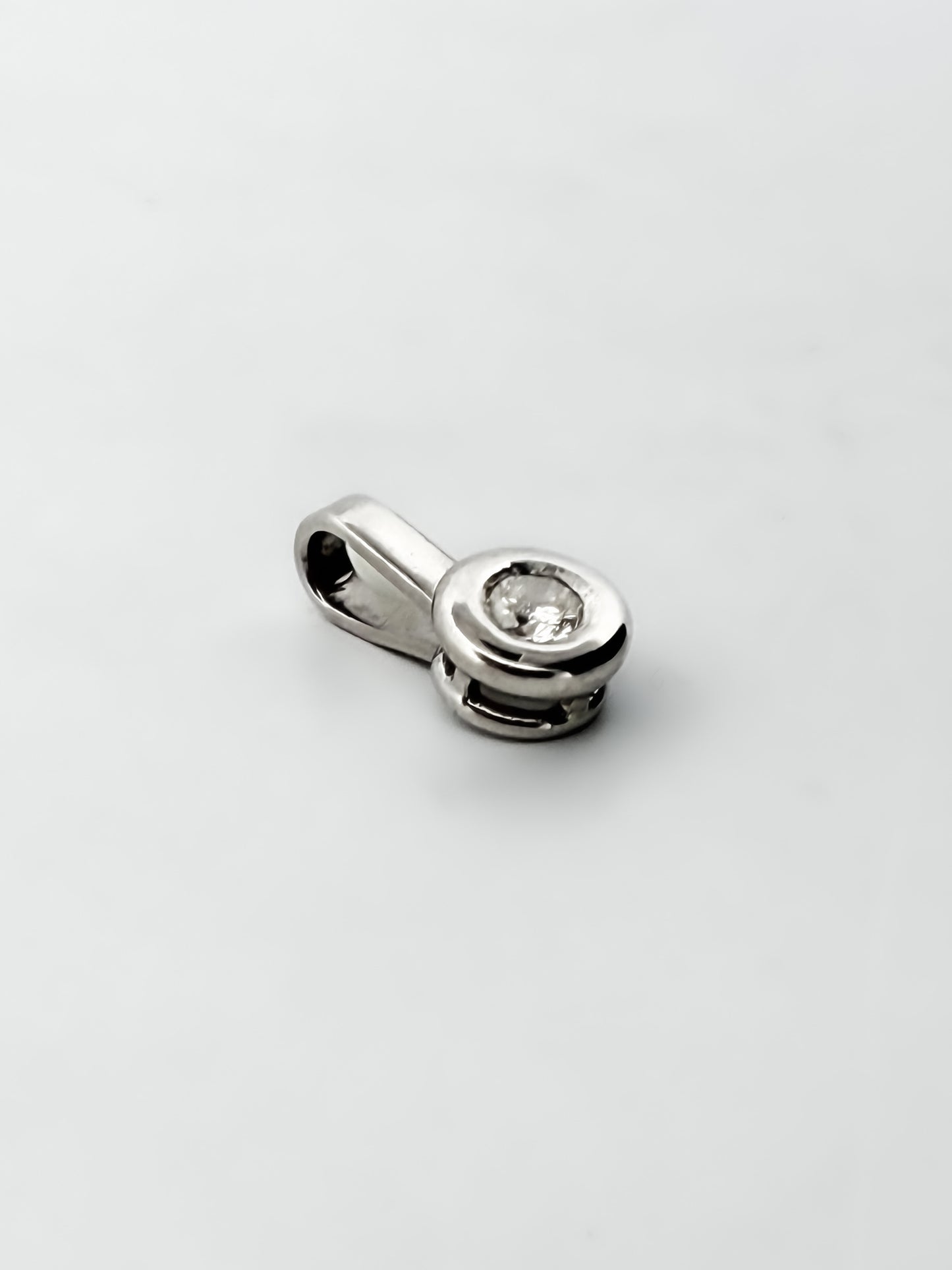 Colgante realizado en oro blanco de 18kt con diamante talla brillante con engaste chatón. Joyas de segunda mano baratas. Ian'Or.

