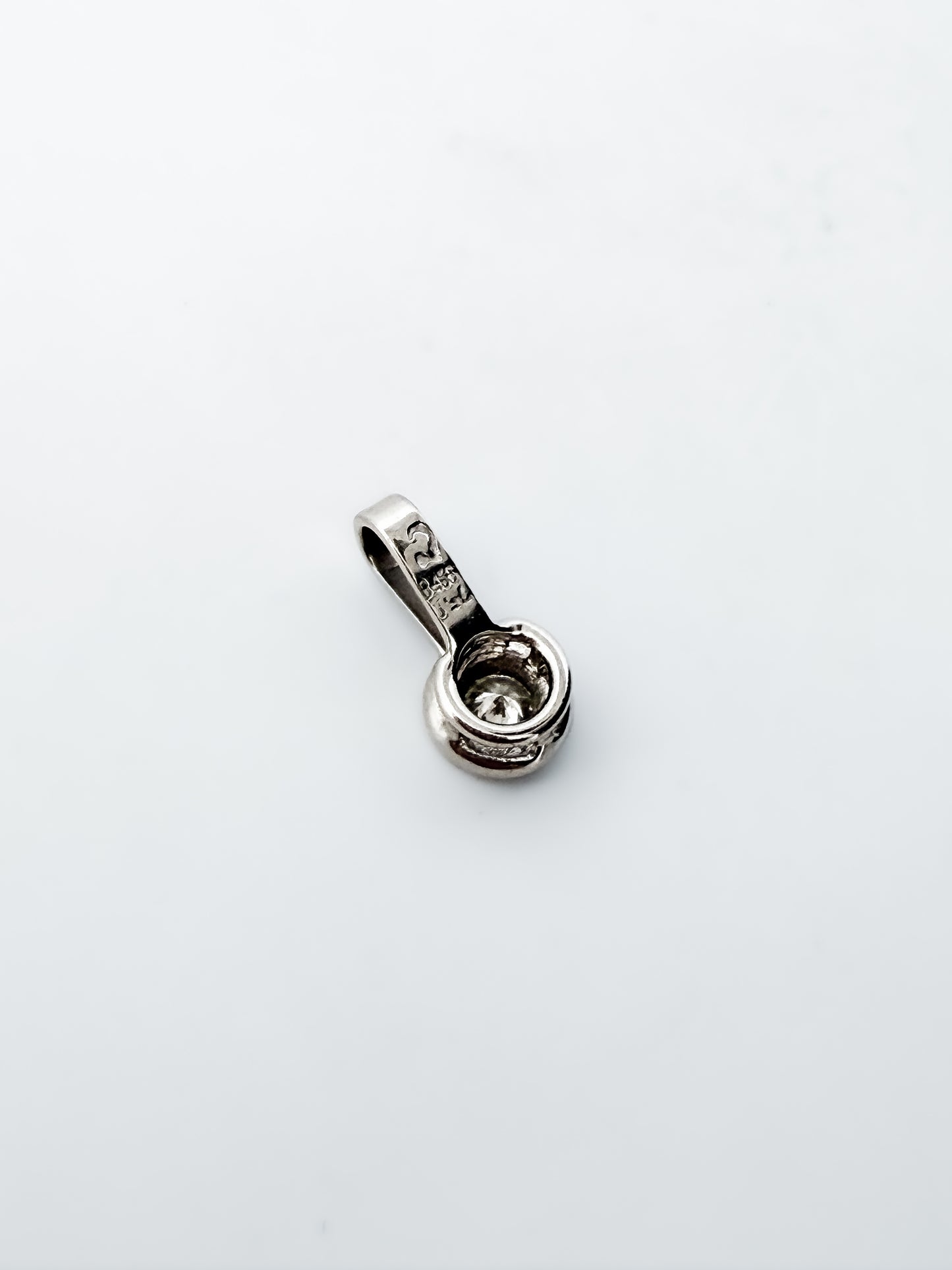 Colgante realizado en oro blanco de 18kt con diamante talla brillante con engaste chatón. Joyas de segunda mano baratas. Ian'Or.

